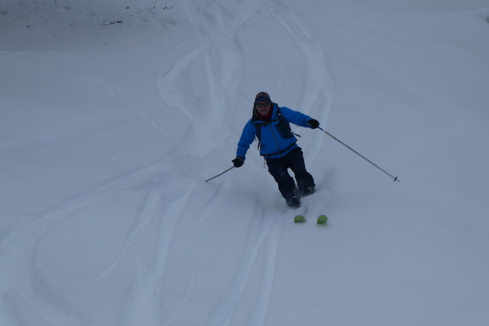 Étienne descend une large pente poudreuse du vallon de l’Eissalette