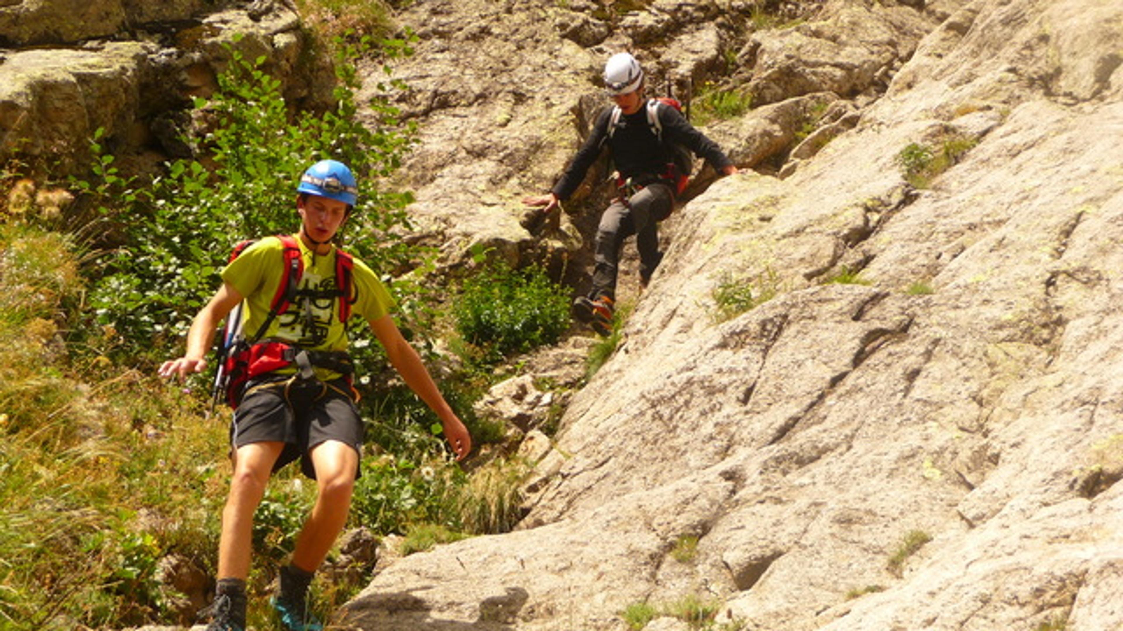 Traversée du Pelvoux - Fin des vires d'Ailefroide, deux chamois qui gambadent!