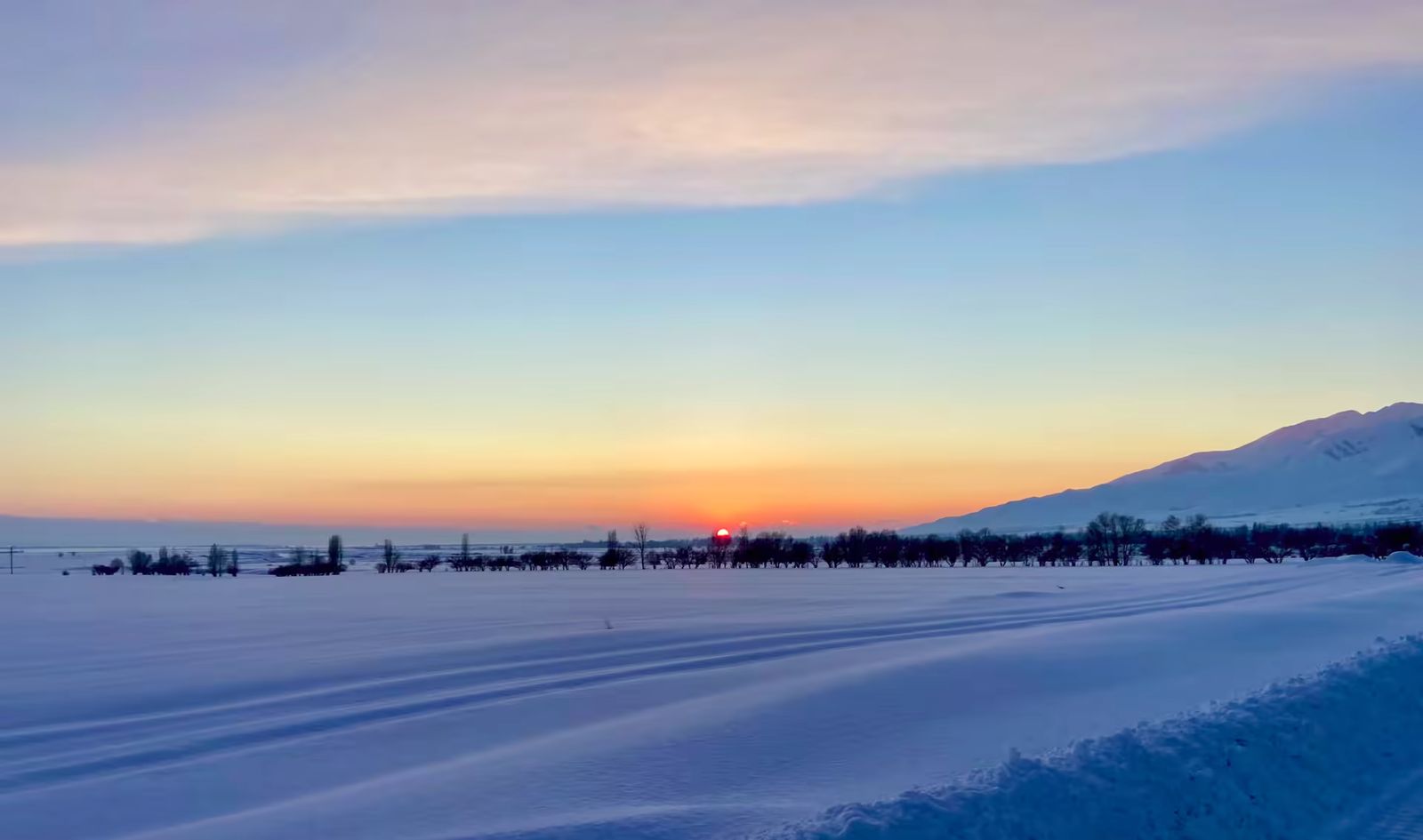 Couché de soleil incroyable aux abords du lac de Karakol