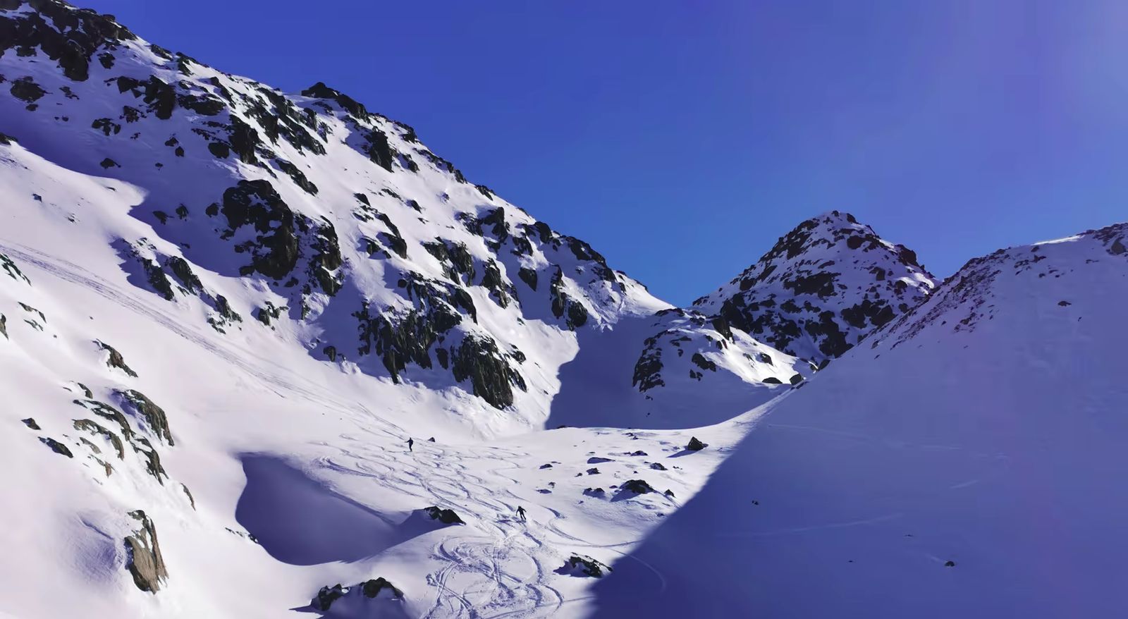 Vallon sauvage et enneigé parcouru lors d’un raid à ski dans le Mercantour