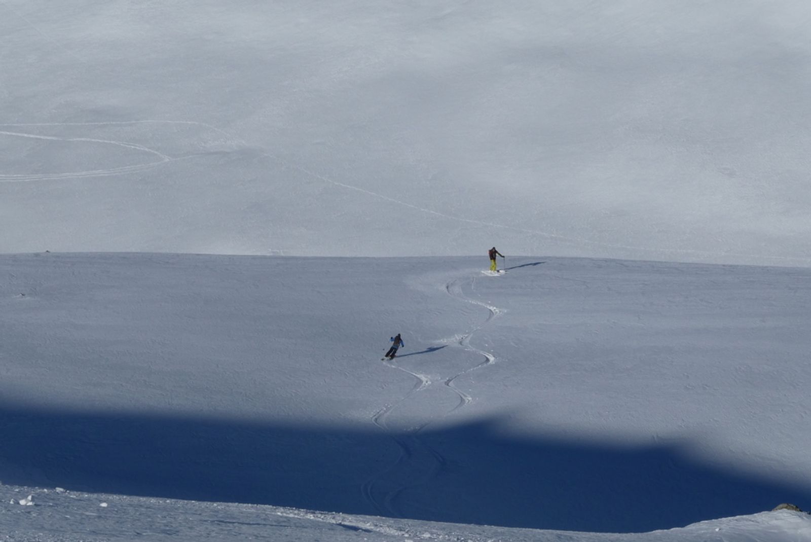 Deux skieurs dans un vaste paysage enneigé autour de Terre Rouge