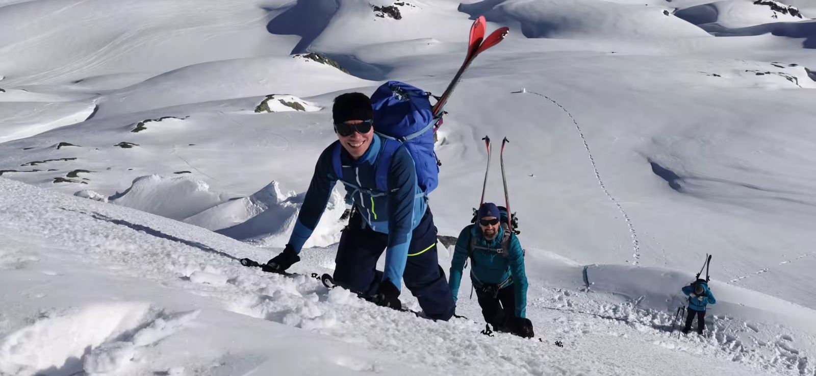 Skieurs tout sourire en finissant avec une raide montée skis sur le sac à Sainte foy en Tarentaise