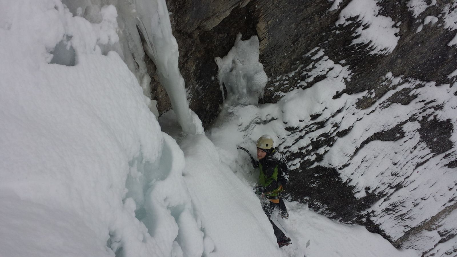 Manu grimpe en tête dans le Y de droite à Ceillac, entre glace et rochers enneigés.