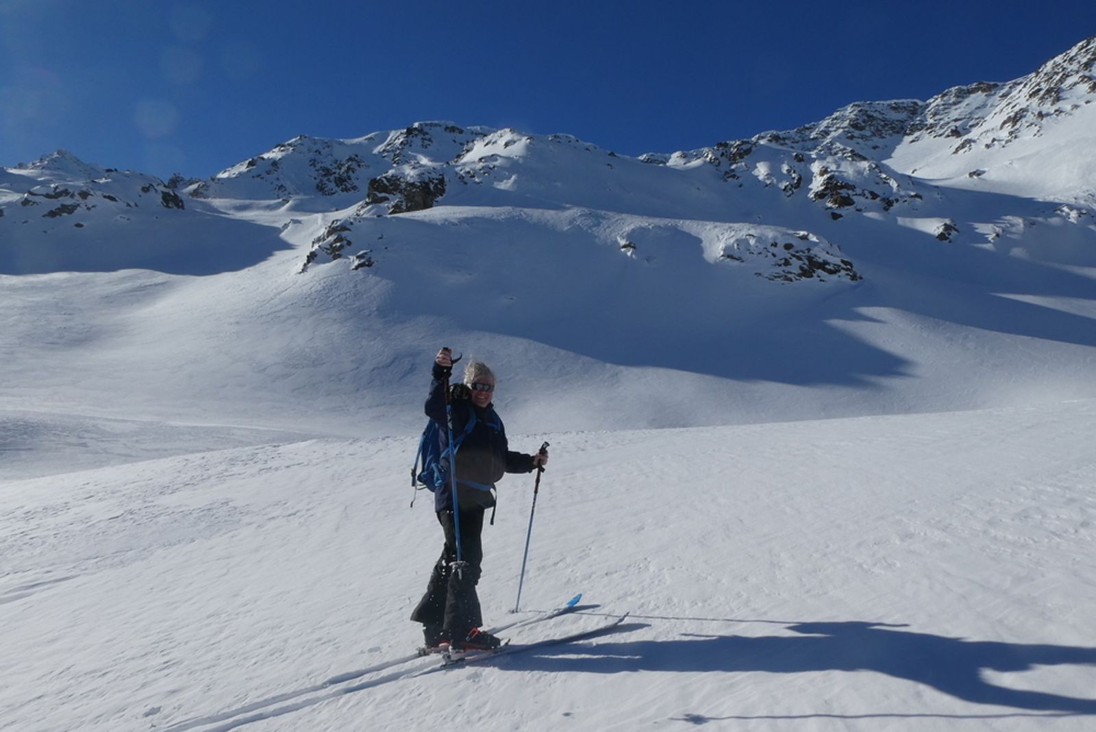 Skieur pendant la montée vers le passage de la Pissine
