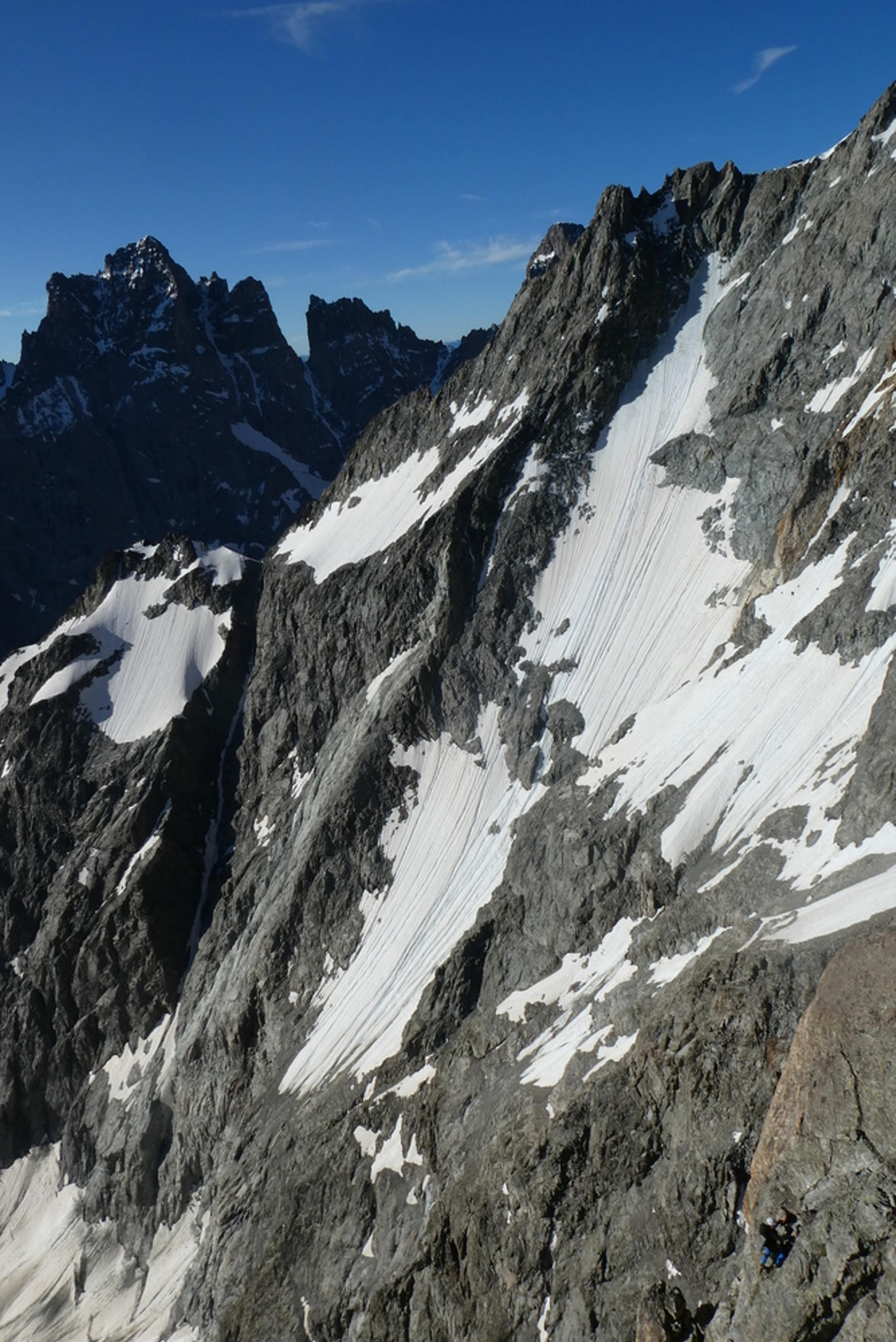 Pilier sud Barre Ecrins - Sortie de la Tour grise sur fond de Coolidge
