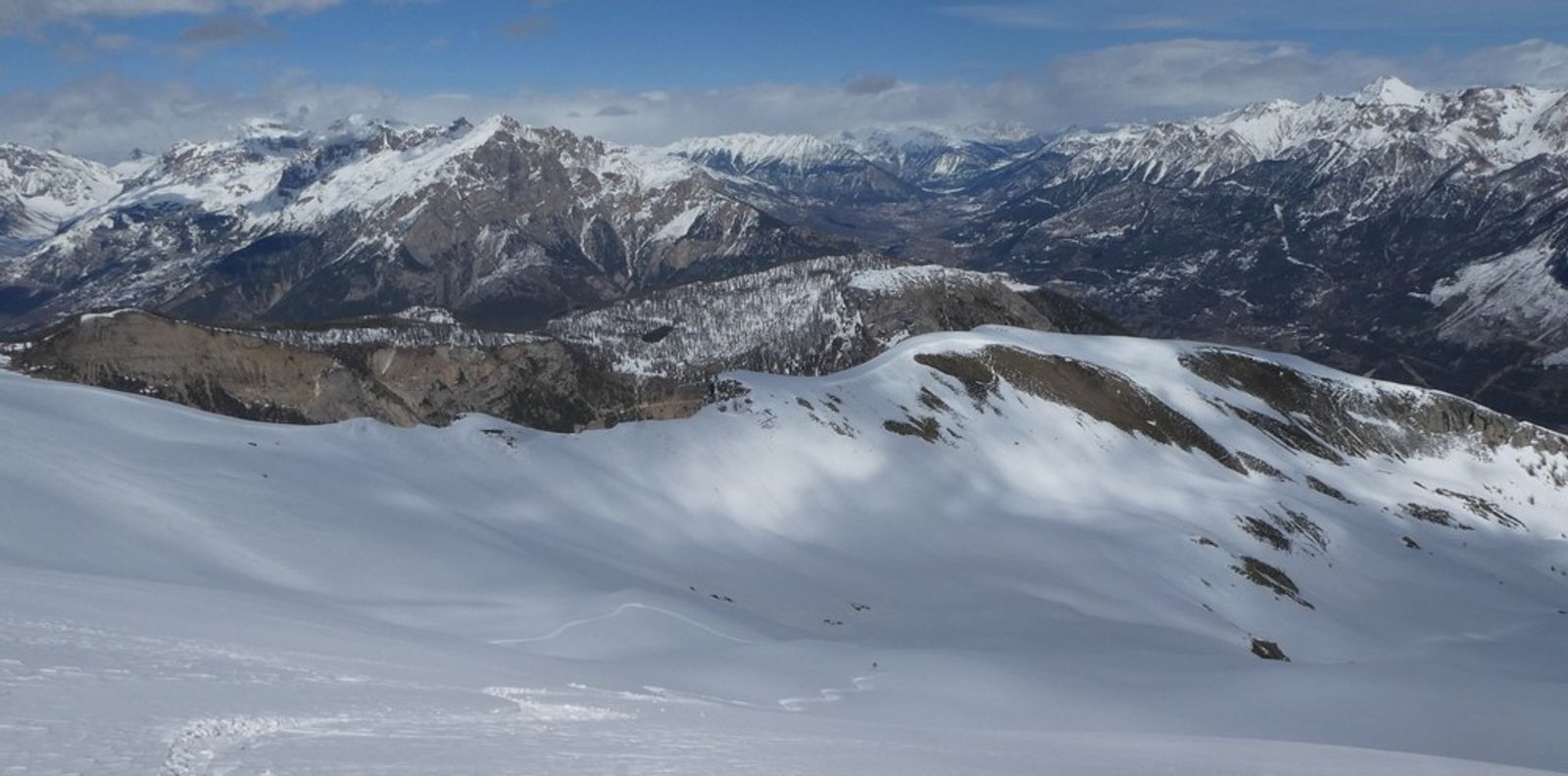 Guide traçant le vallon de Testa Moute en bonne poudreuse