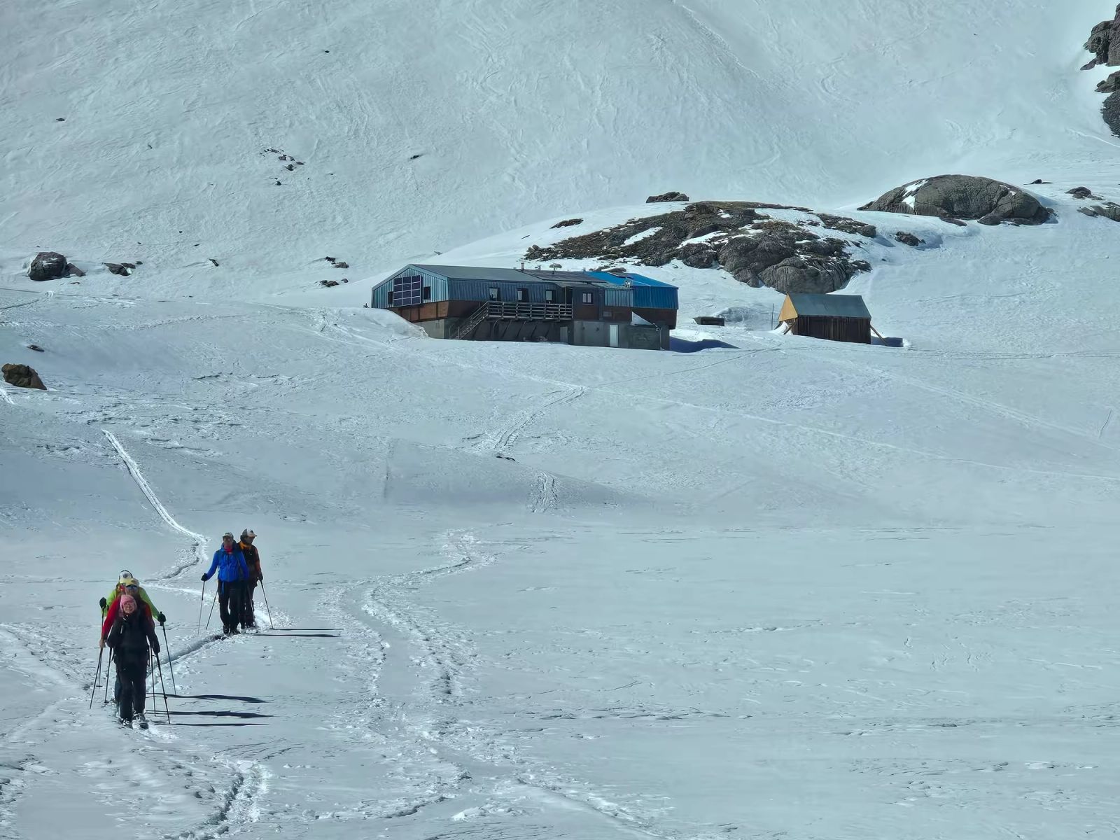 Groupe de skieurs devant le refuge de Chambeyron