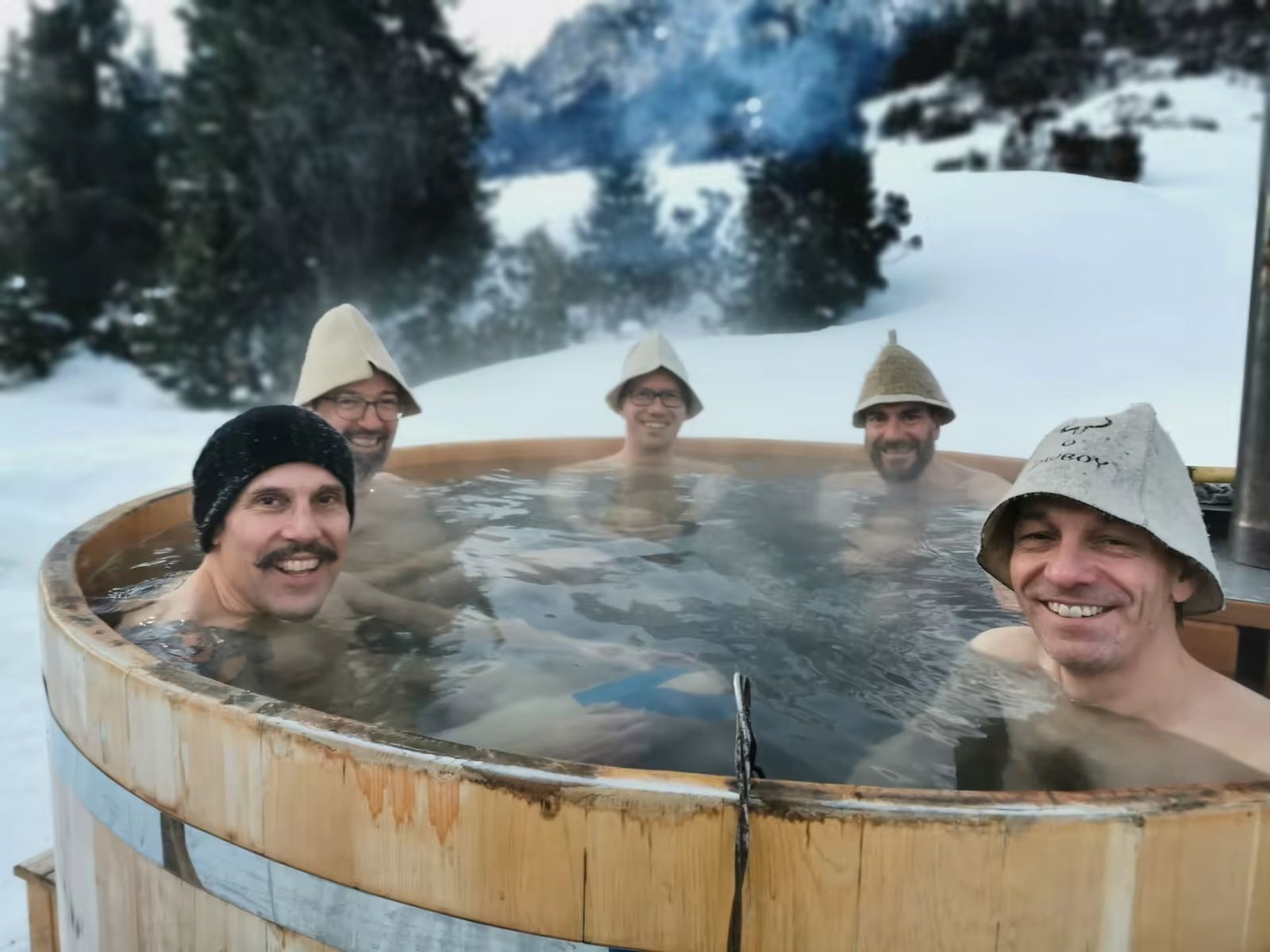 Groupe de skieurs dans un bain chaud au camp d'Aksuu
