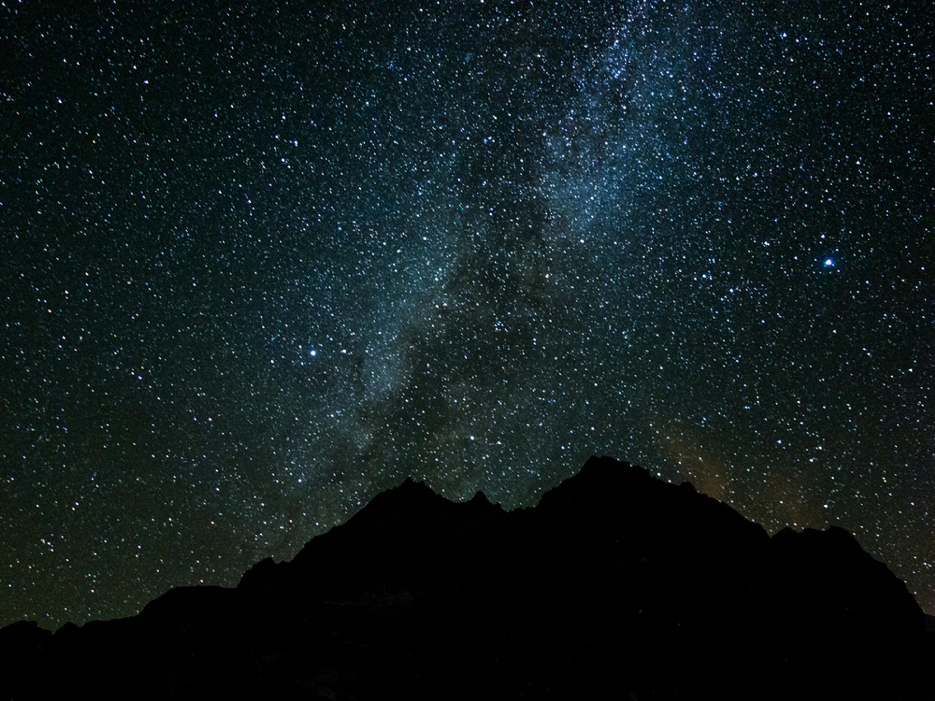 La voie lactée dans la magie très matinale de la haute montagne