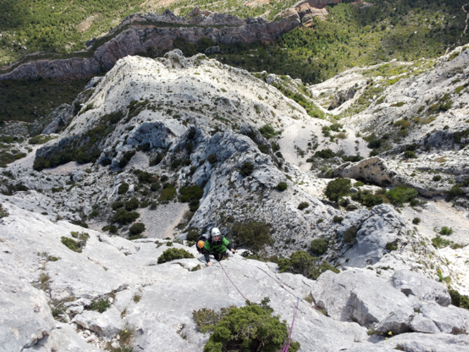 Vue plongeante sur un grimpeur dans une paroi calcaire de la Sainte-Victoire