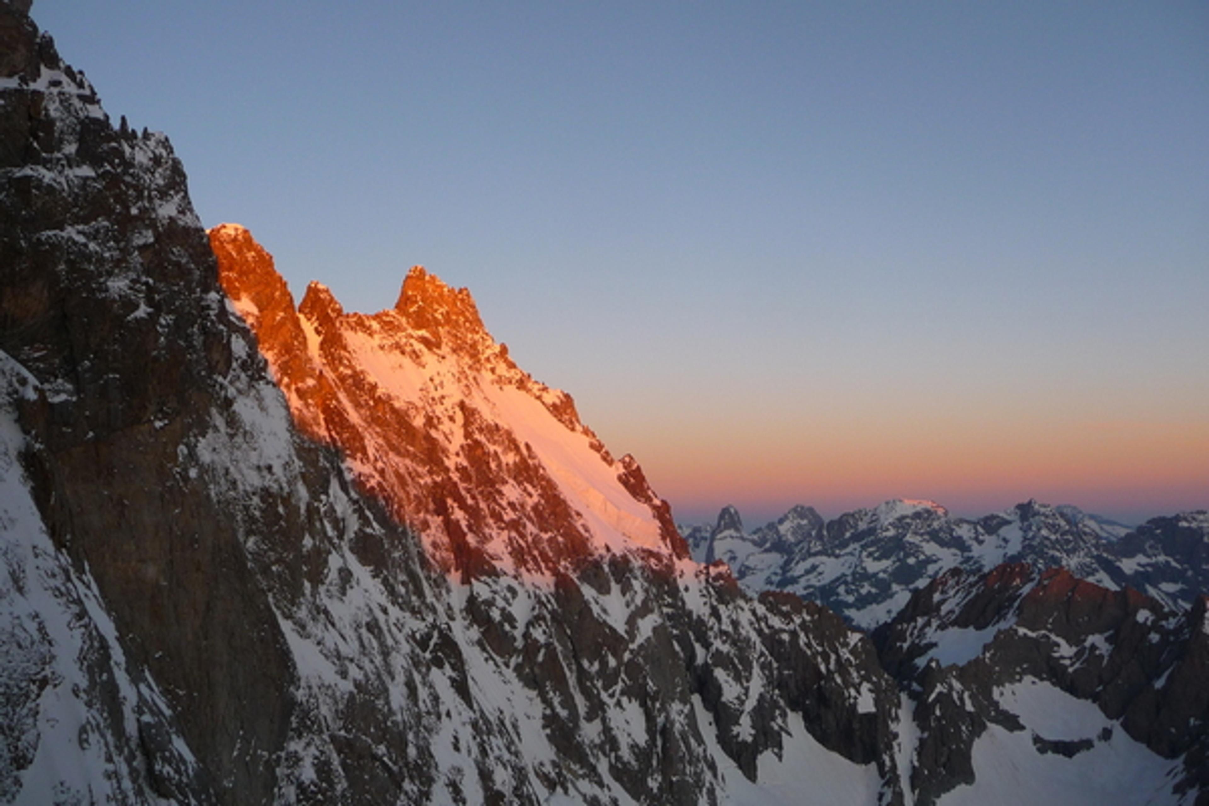 Eloge de la fuite - Lever de soleil sur les Ailefroides