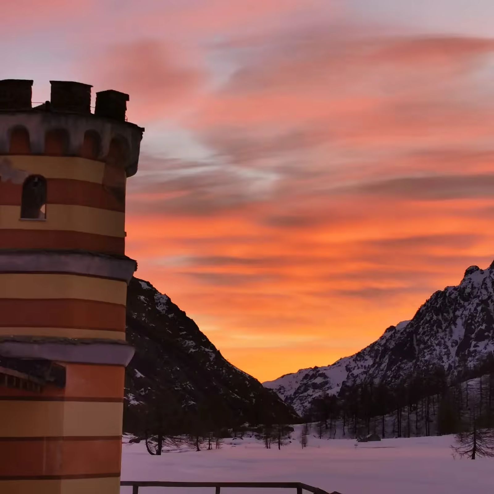 Lever de soleil rose derrière un refuge de montagne dans le Mercantour