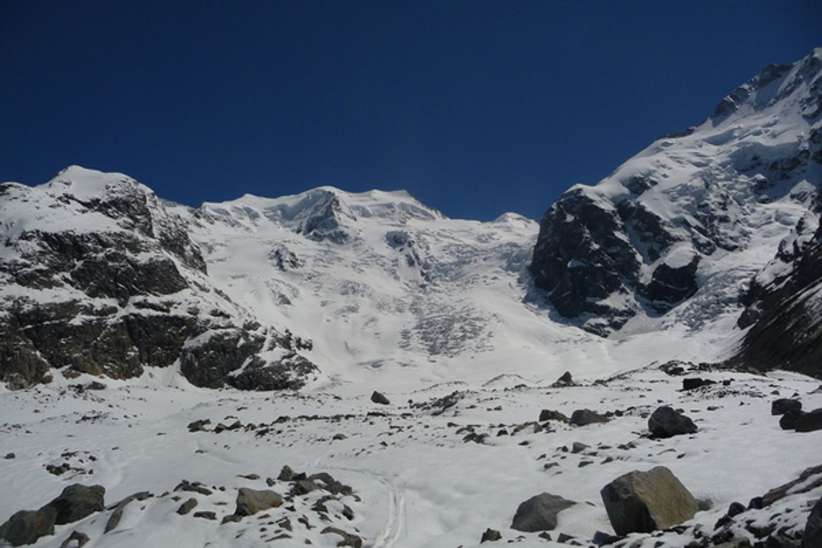 Piz Bernina - Le labyrinthe, à droite contre le rocher