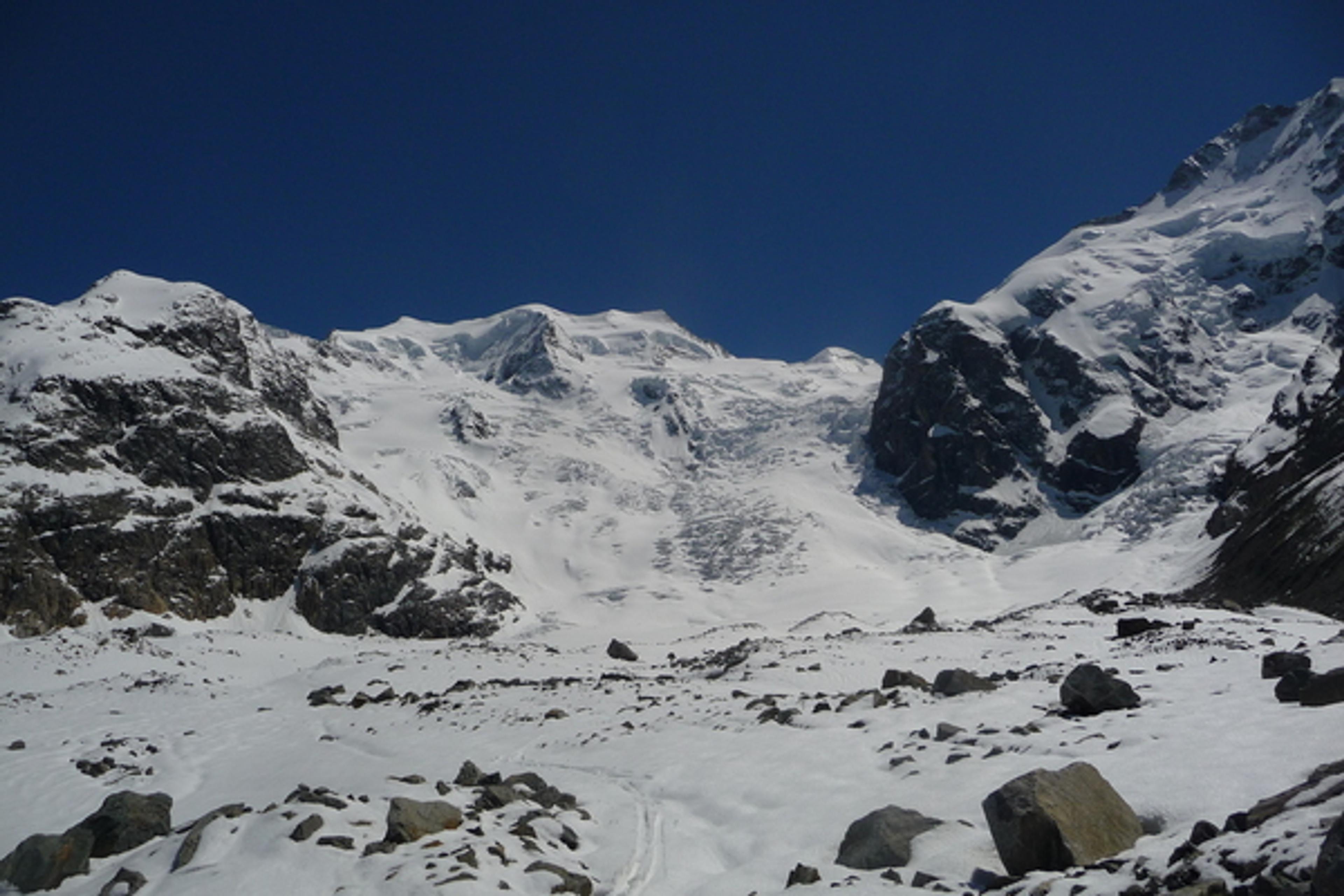 Piz Bernina - Le labyrinthe, à droite contre le rocher