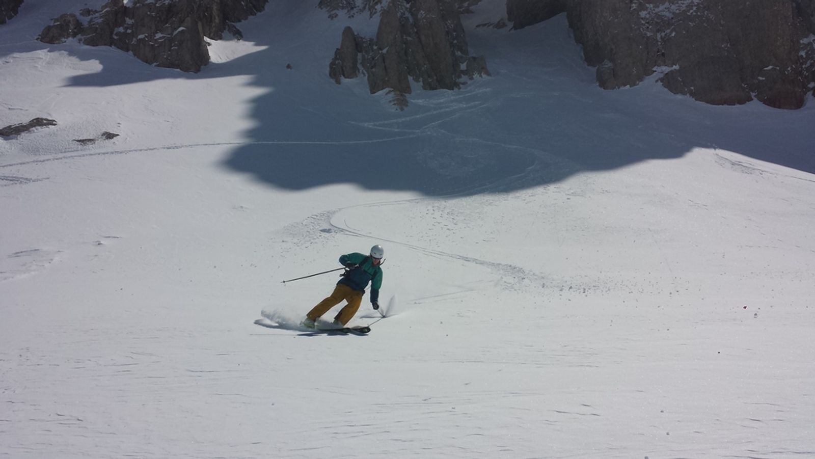 Skieur à la sortoe du couloir du grand Beal