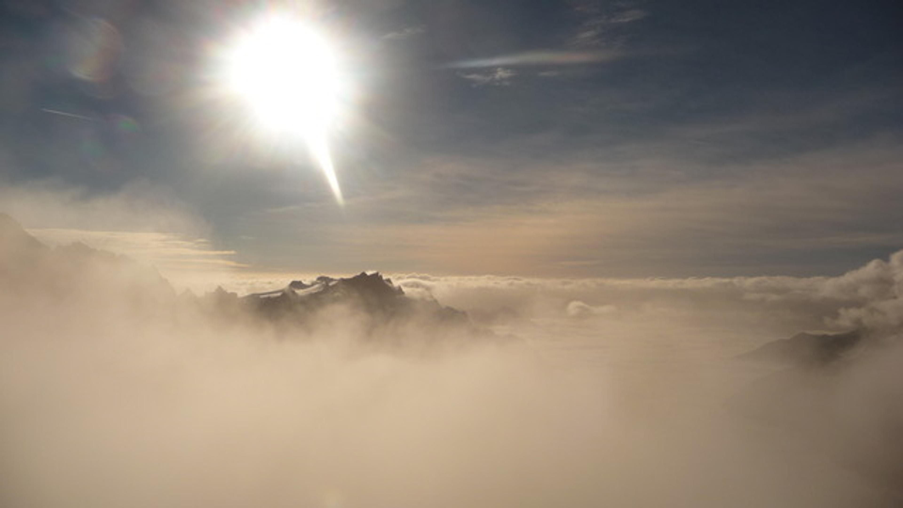 Au dessus des nuages sur l'arête sud