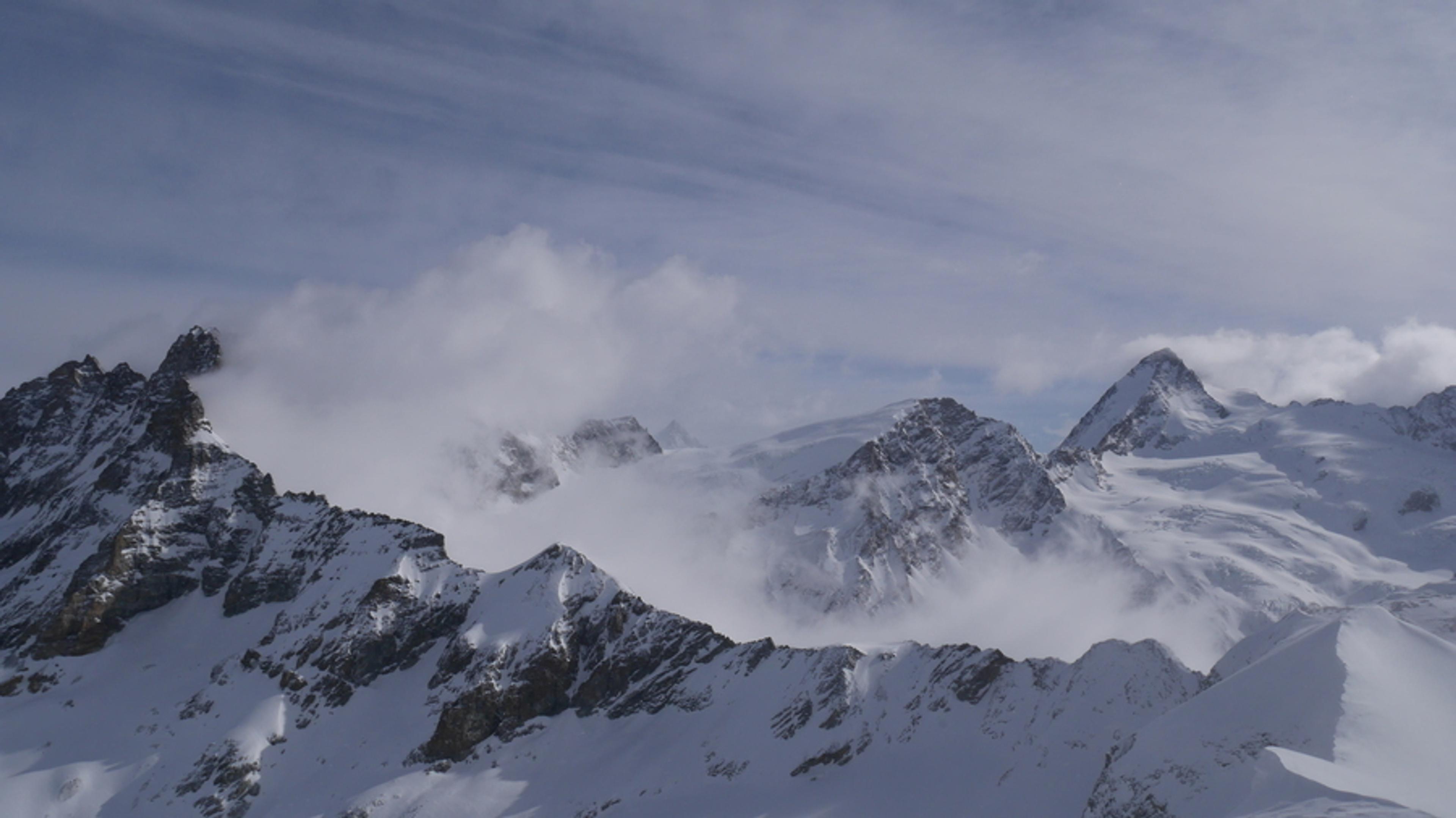 La Dent d'Hérens sort des nuages