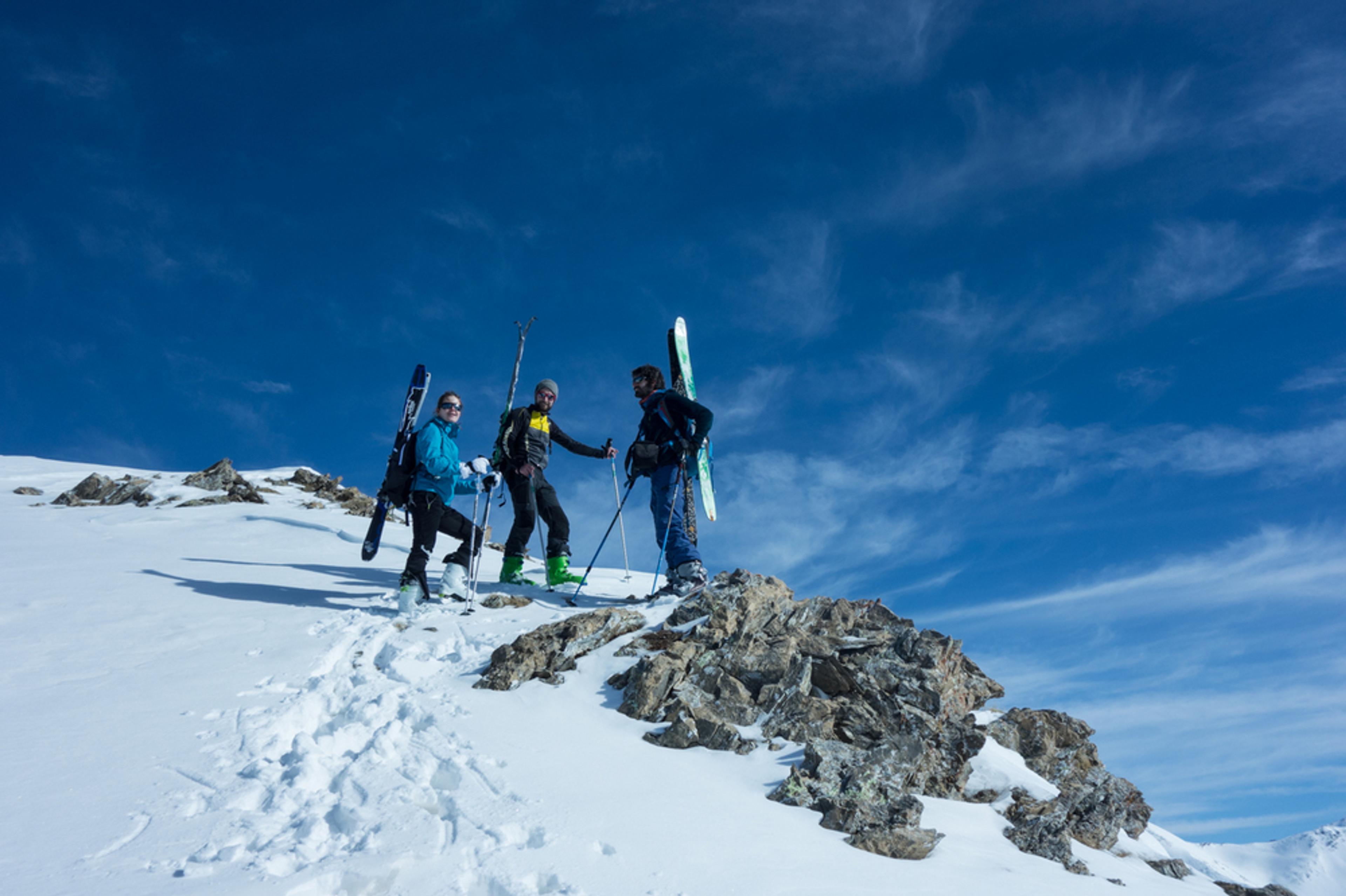 Skis sur le sac pour le finish