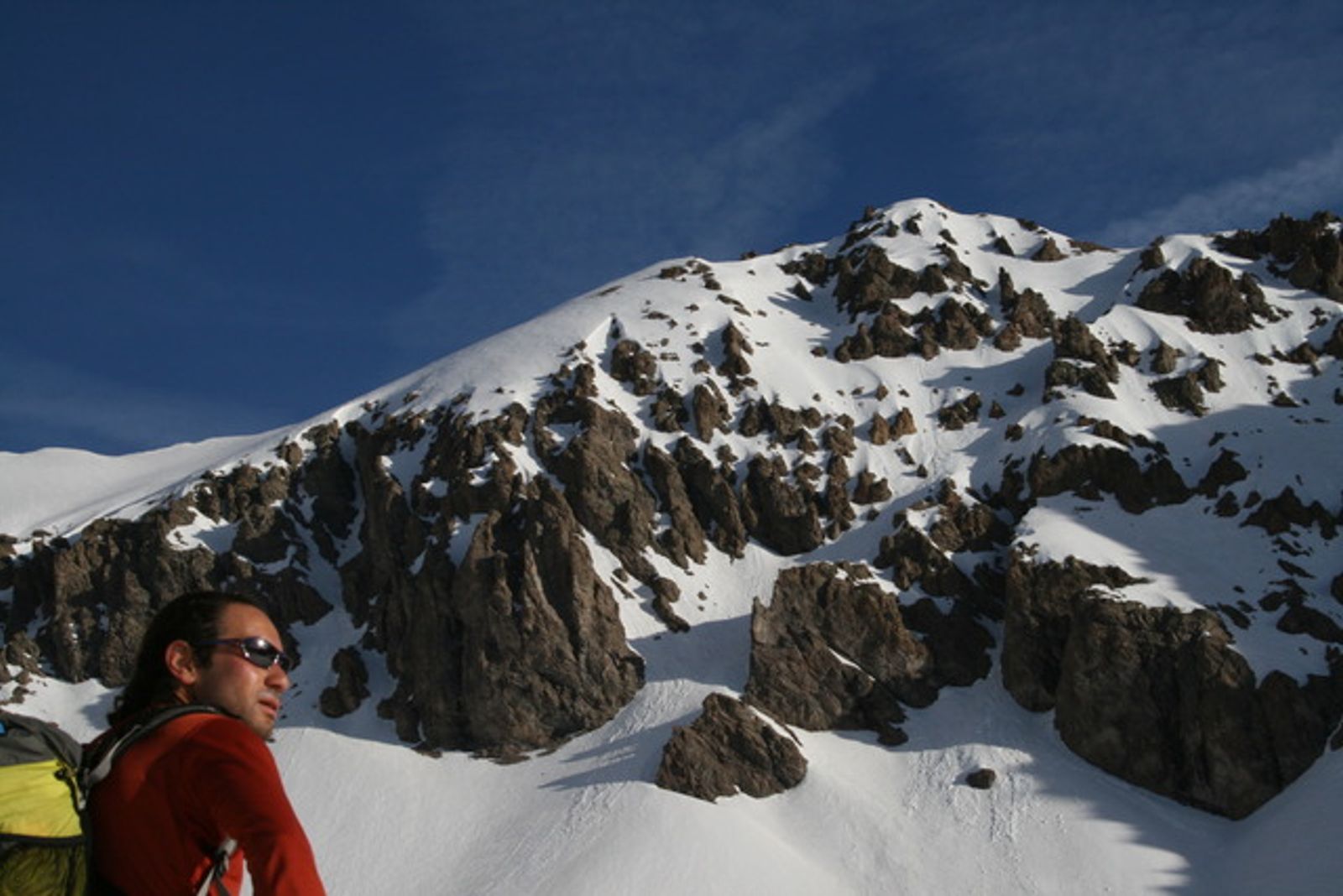Nico devant le couloir sud du Pic E du Combeynot