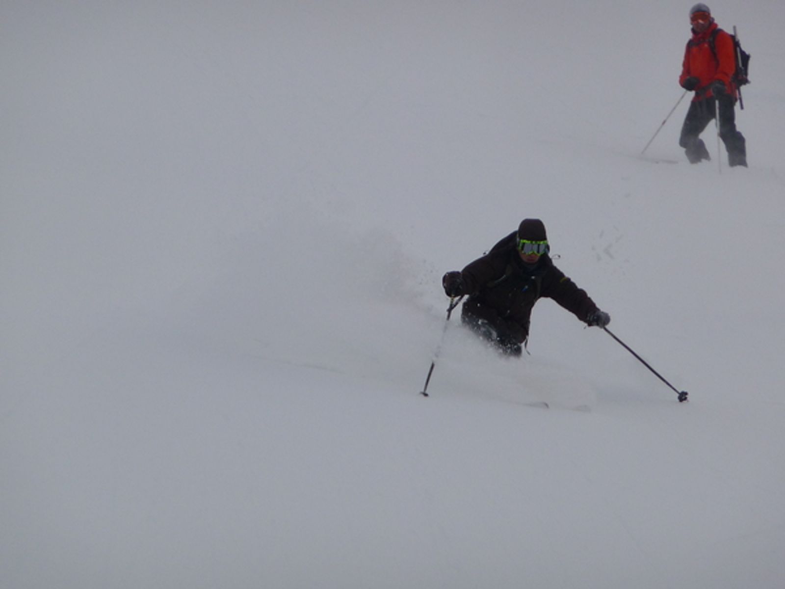 Olivier poursuit sa descente dans la poudreuse à Côte Belle