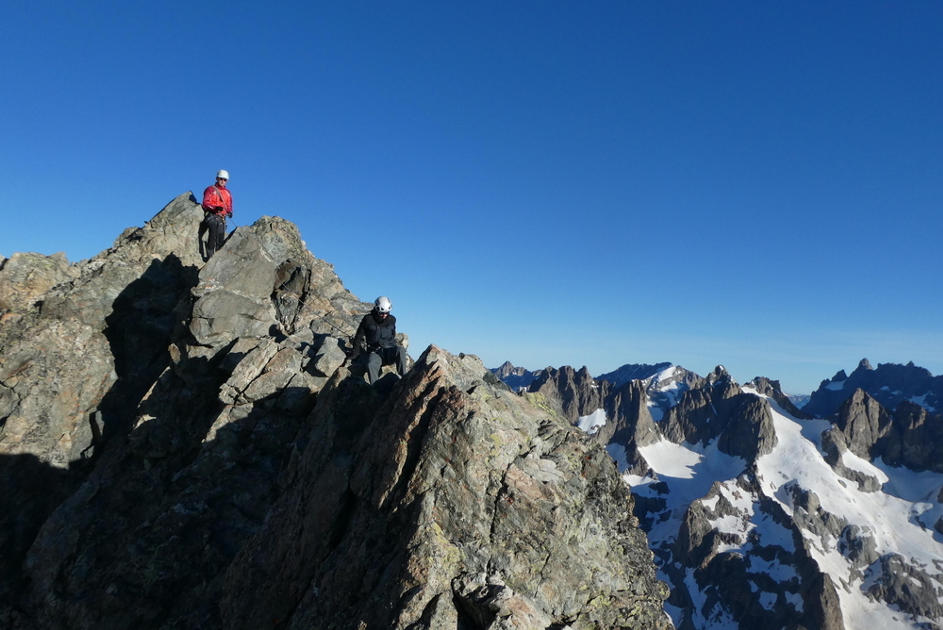 Stage autonomie débutant - Roche Faurio - Tom et Jérémie sur l'arête sommitale