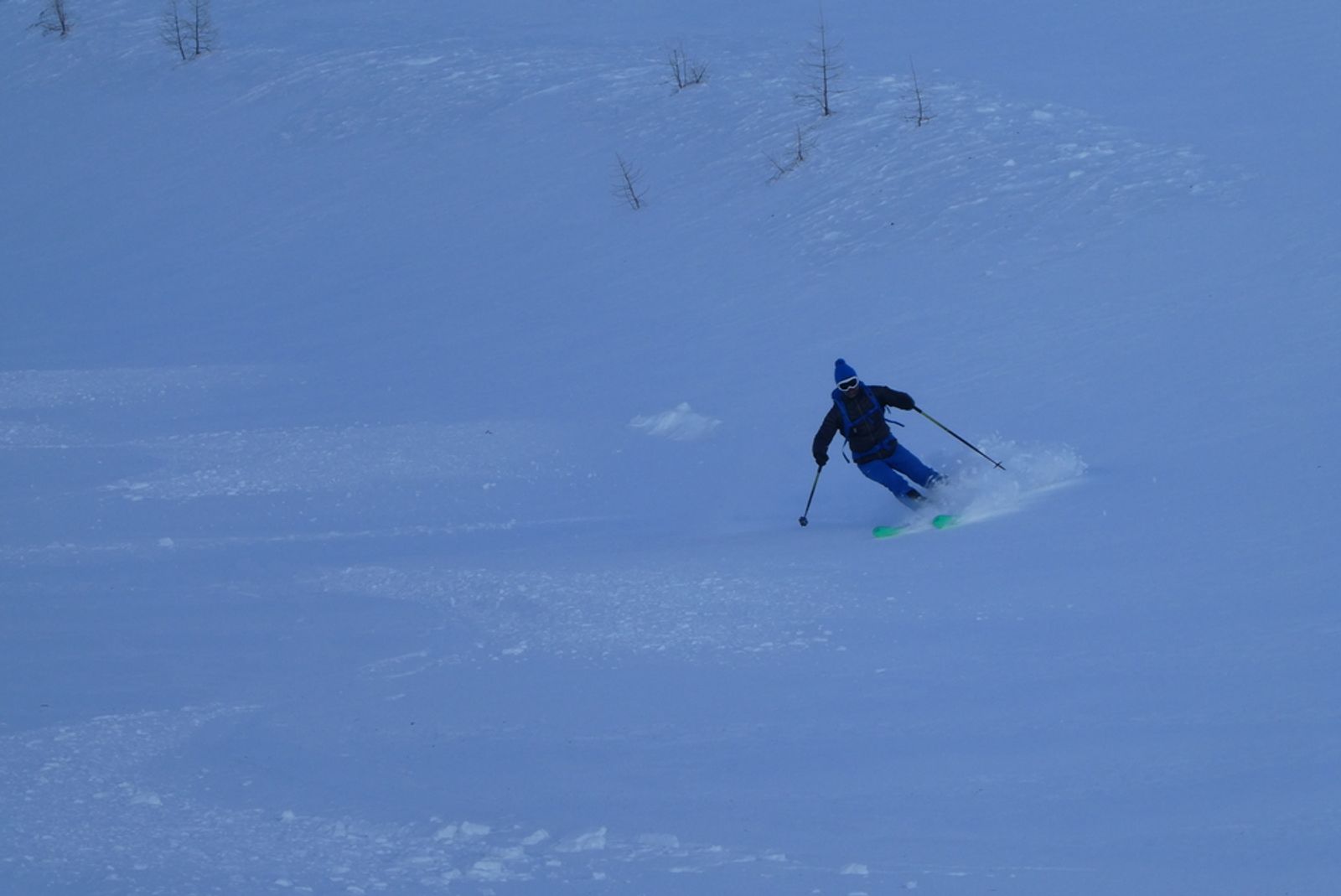 Gros plan sur un skieur à la descente
