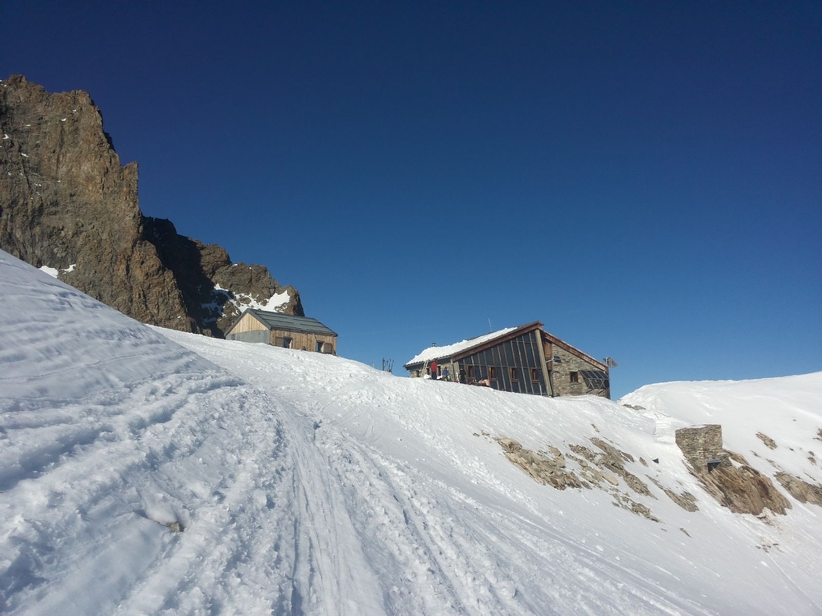 Vue sur le refuge Adèle Planchard pendant le tour de la Meije