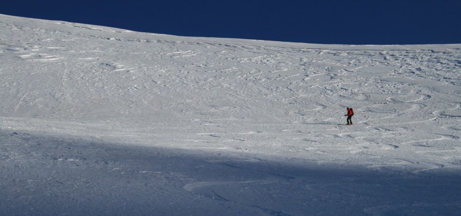 Quelques restes de poudreuse sous le col du girardin