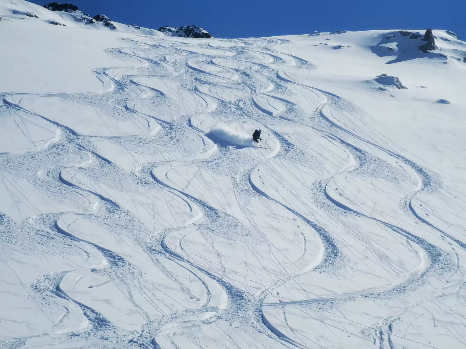Skieurs en train de tracer des pentes poudreuses au Groenland