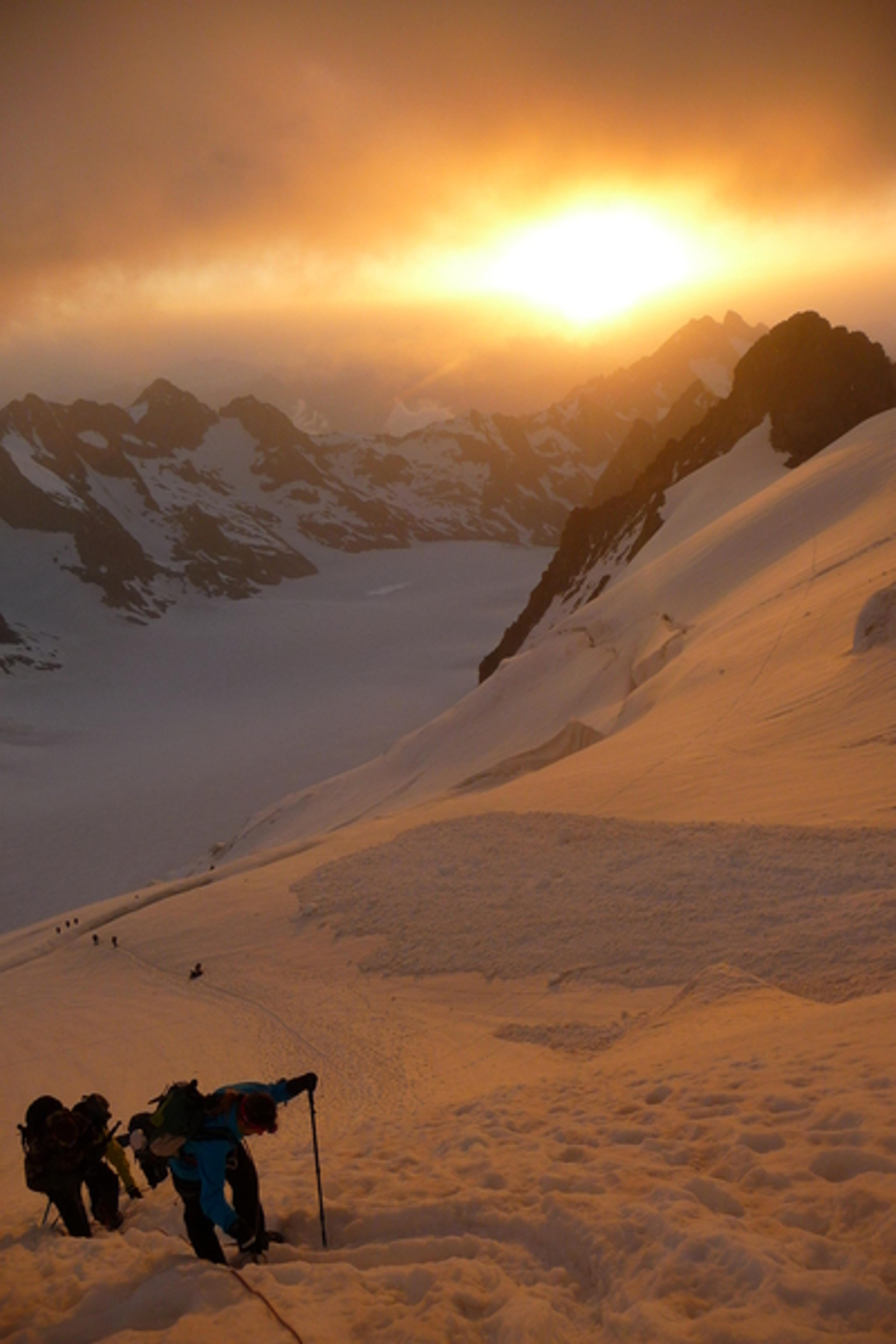 Dôme des Ecrins - Levé de soleil brumeux