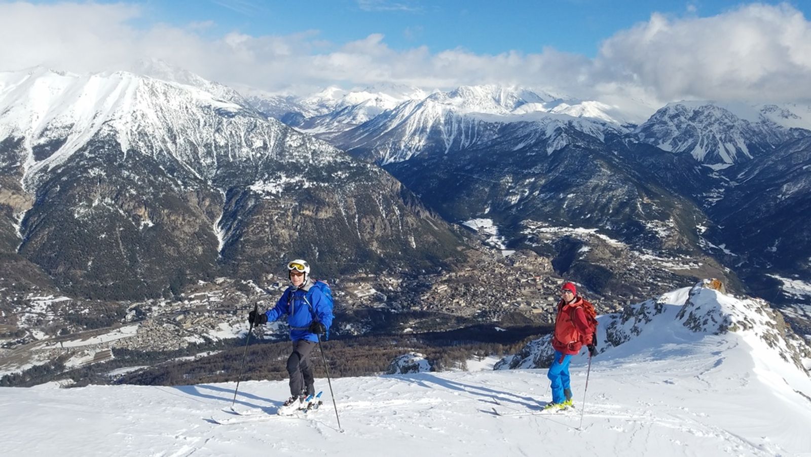 Sortie de deux skieurs de randonnée au Prorel avec vue plongeante sur Briançon