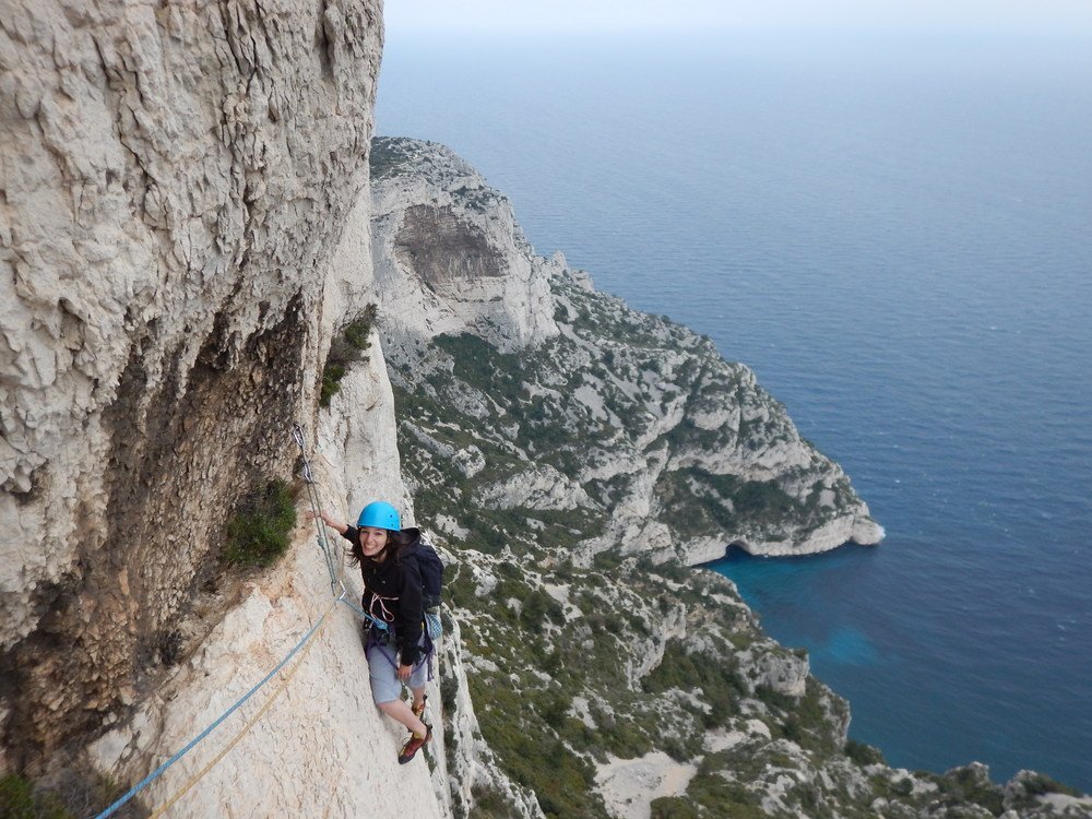 Aiguille calcaire dressée à côté d’une grande paroi dans le secteur de la Candelle