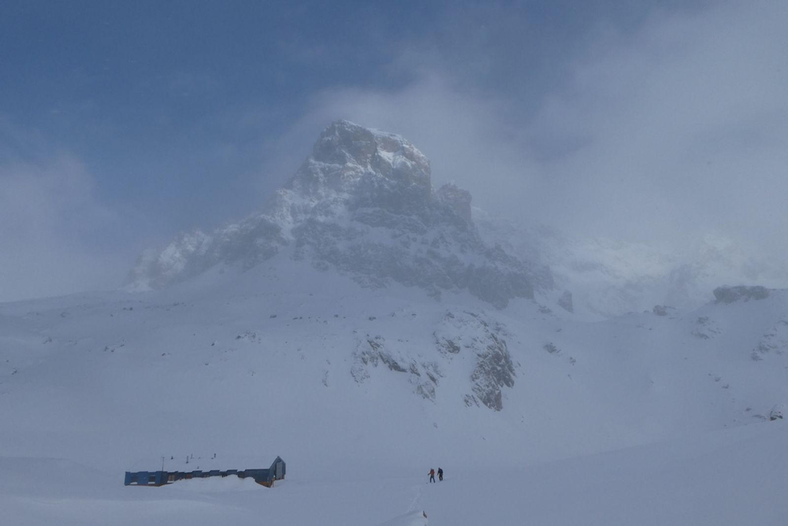 Skieur qui passent prêt du refuge de Chambeyron