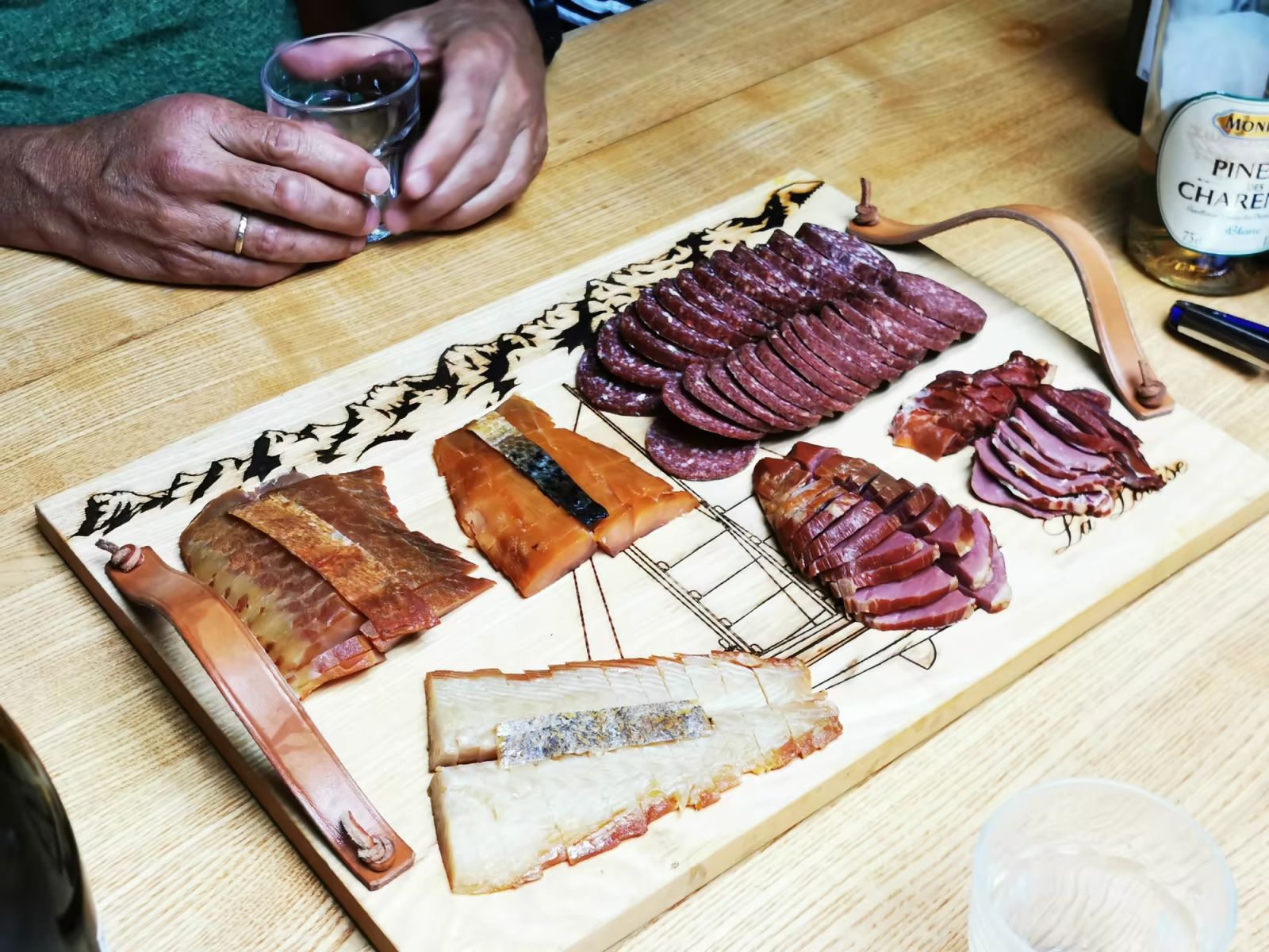 Dégustation de poissons et produits locaux à bord du voilier La Louise au Groenland