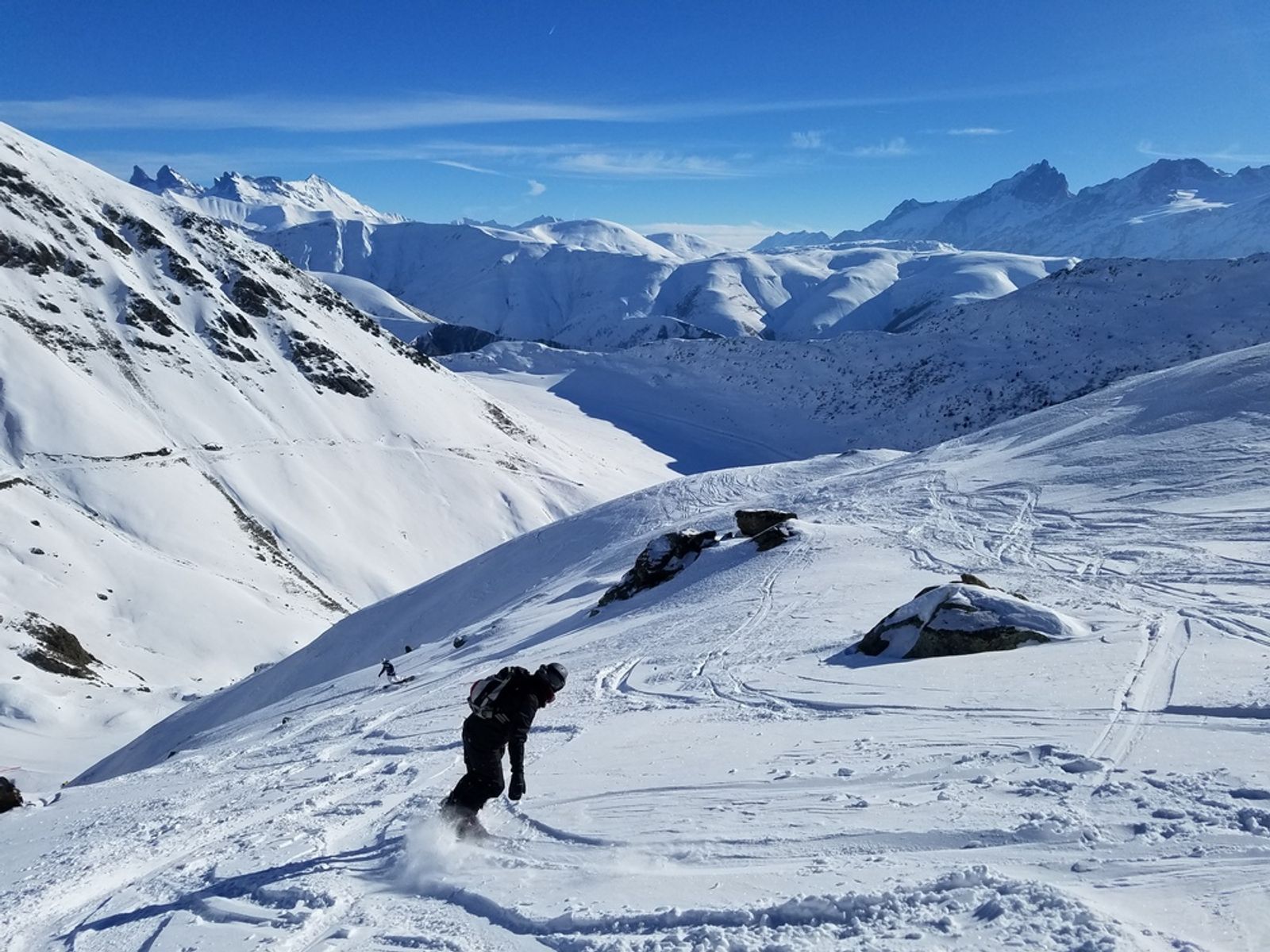 Descente en neige crémeuse sur les hors-pistes de l’Alpe d’Huez