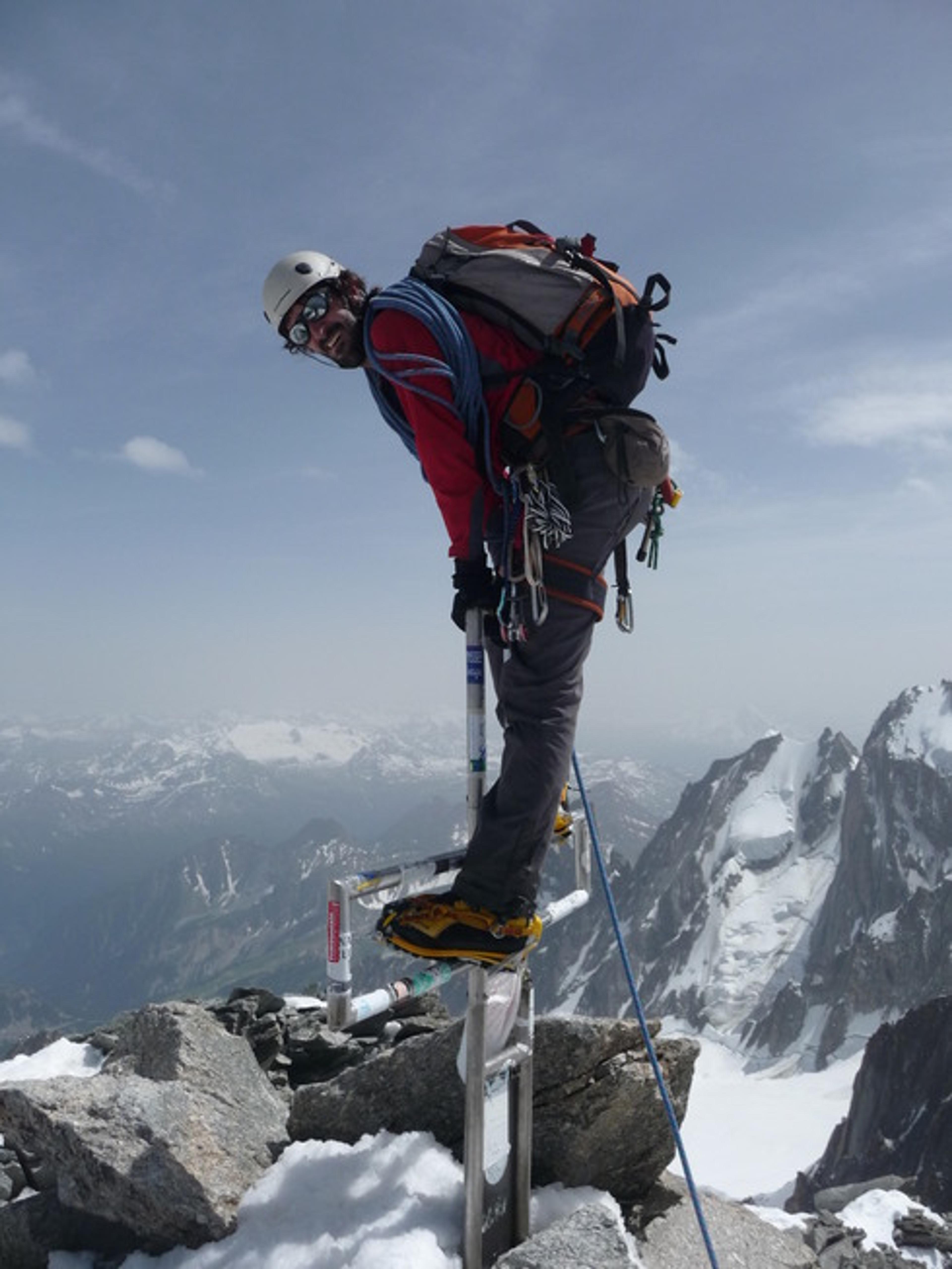 Sur la croix au sommet du Mont-Blanc du Tacul