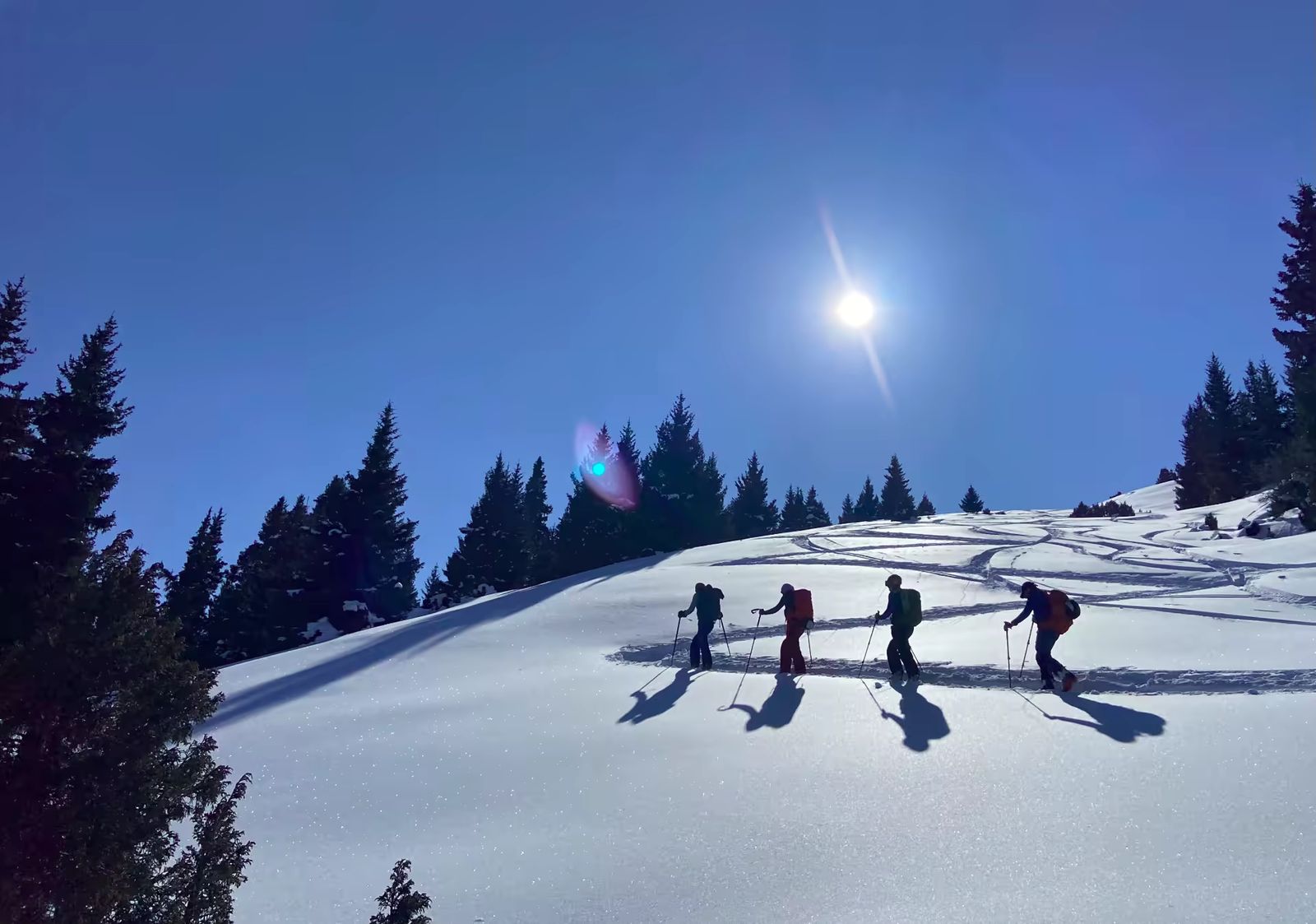 Skieurs à la montée sous un soleil radieux dans la vallée de Jyrgalan