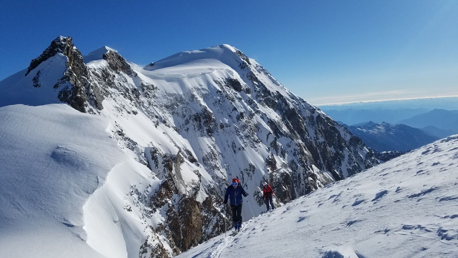 Vue sur la Punta Gniffeti avec des skieurs qui montent