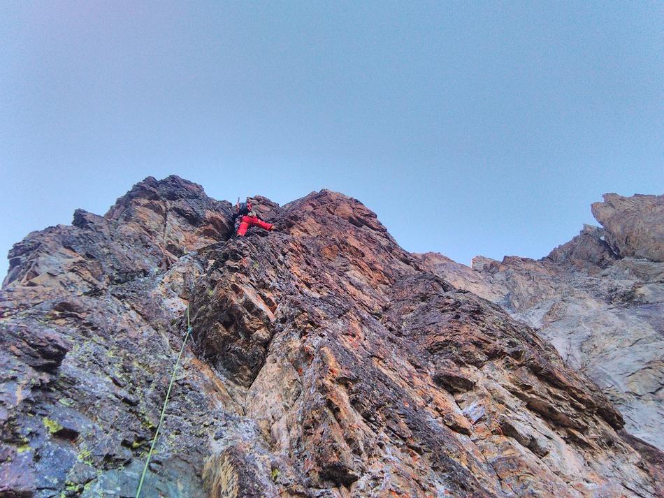 Progression sur le rocher rouge dans la partie supérieure de la Tour Rouge.