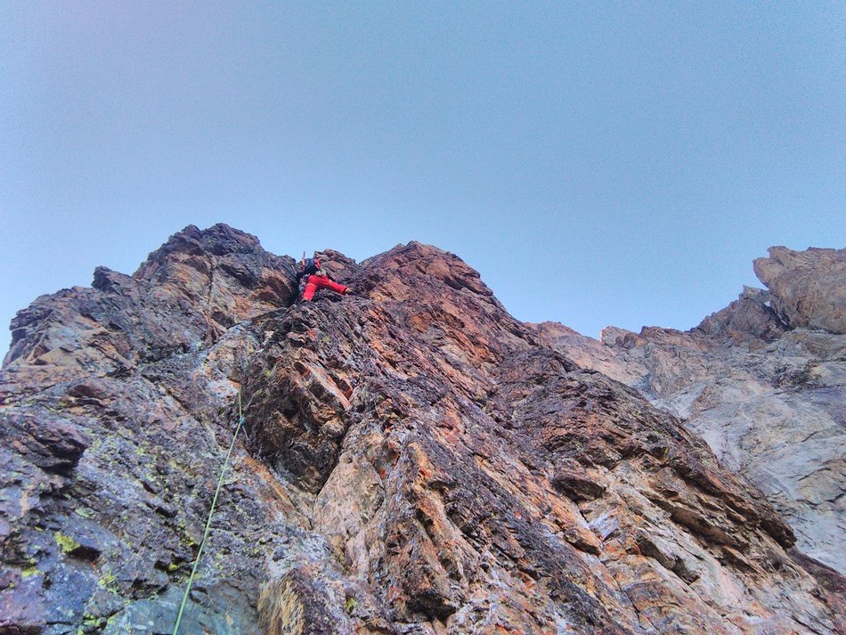 Progression sur le rocher rouge dans la partie supérieure de la Tour Rouge.