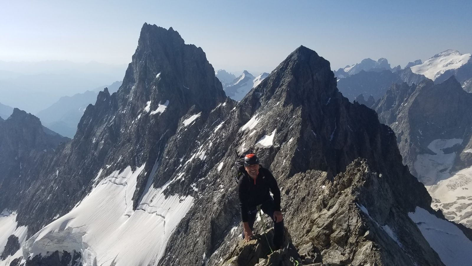 Arête rocheuse de la Meije Orientale avec le Pavé et le Pic Gaspard en arrière-plan.