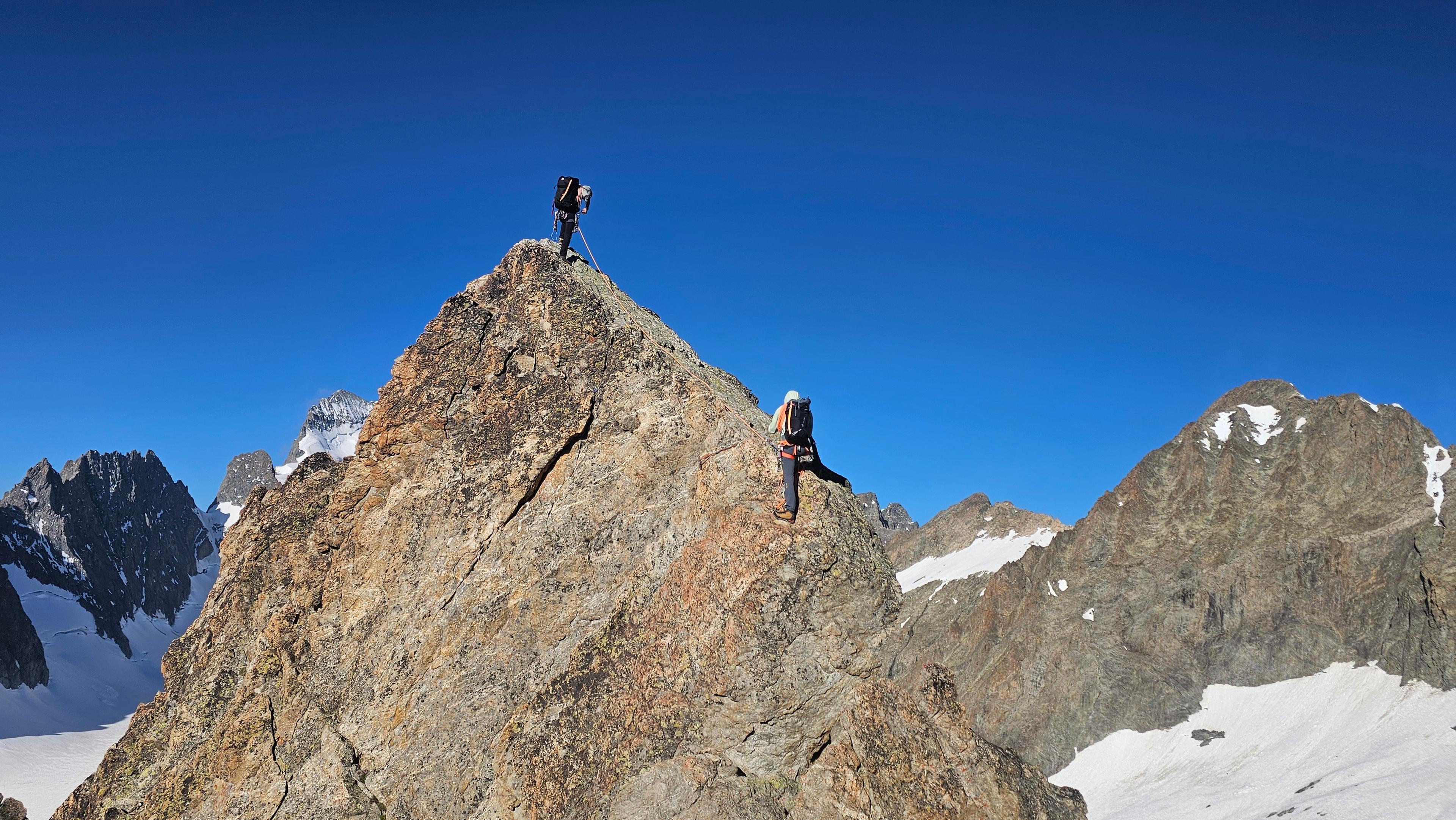 Cordee sur l'arete sud di Pic glacier blanc, 1er rappel