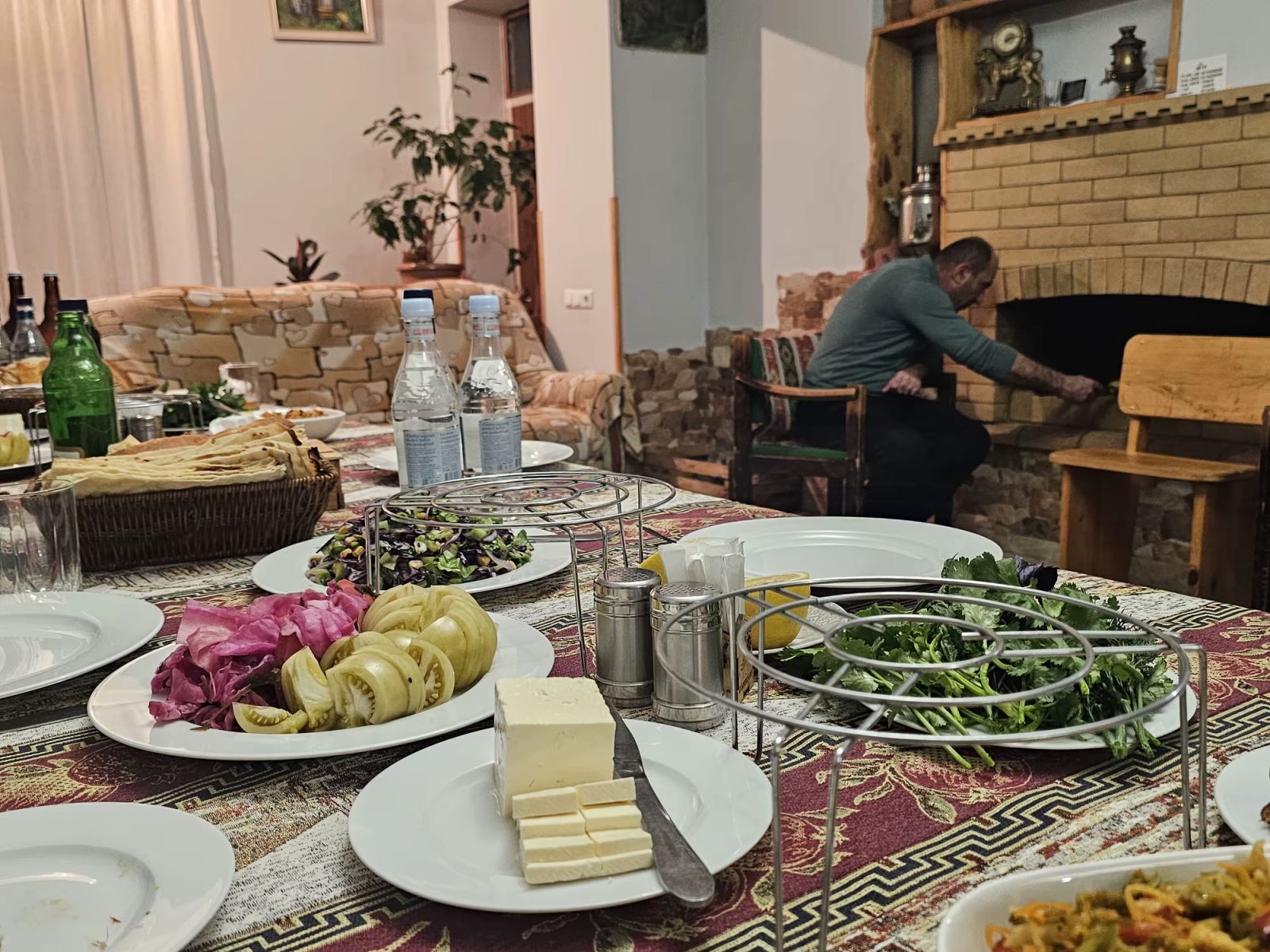 Table dressée pour un repas traditionnel chez l’habitant en Arménie