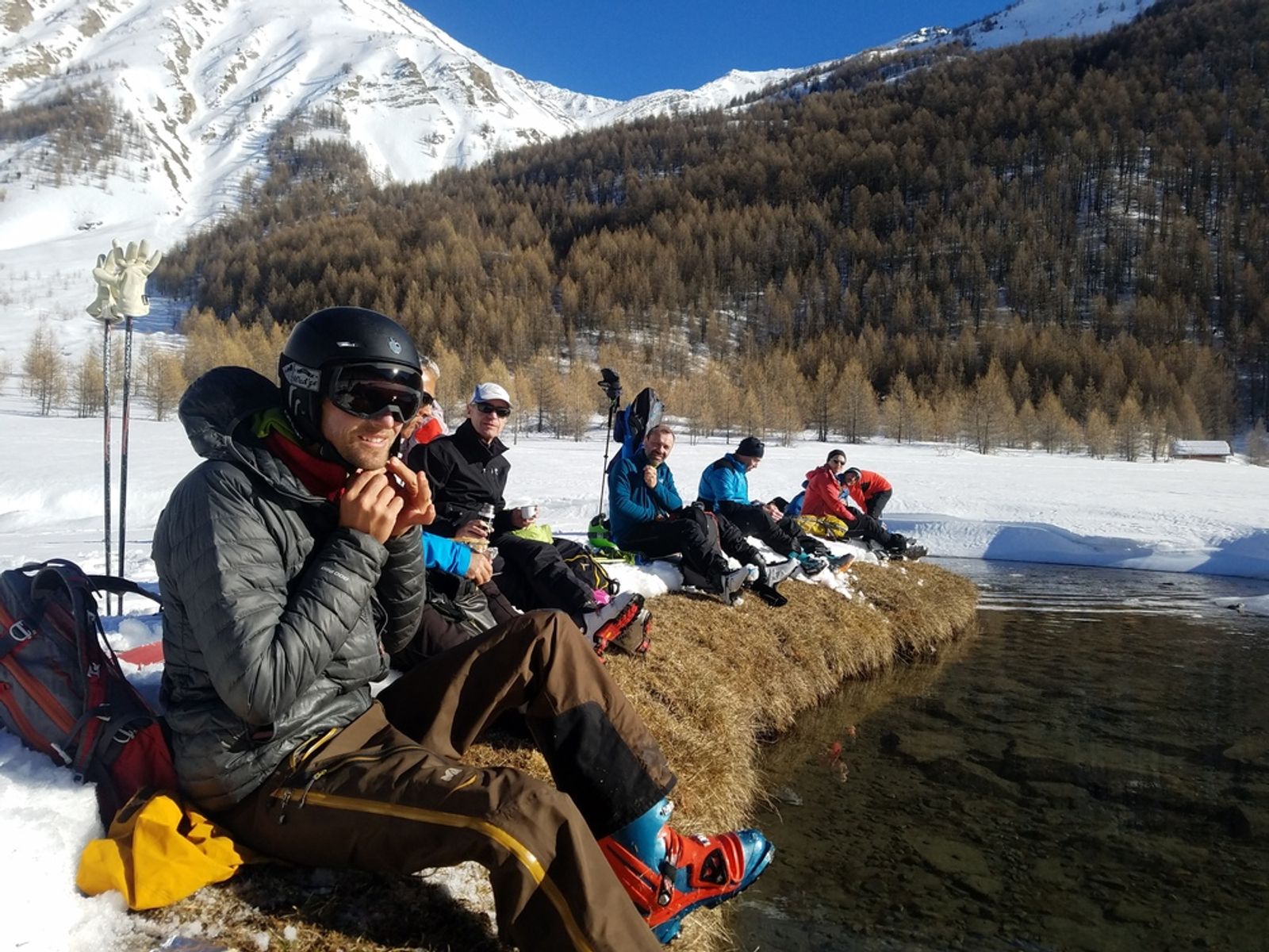 Pause pique nique au bord de la rivière après la descente du Grand Vallon aux Orres