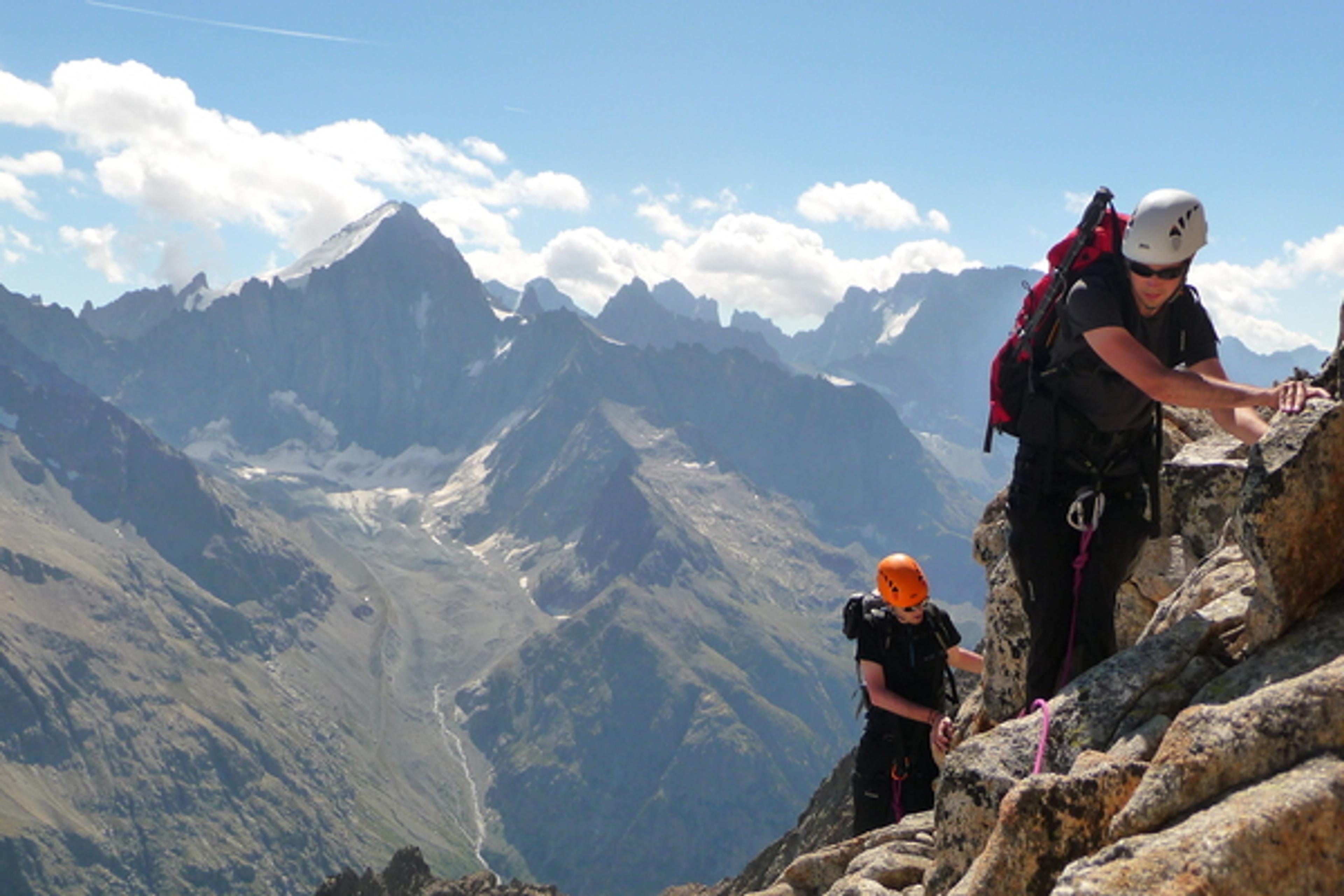 Traversée du Pic Gény - Sur fond de Barre des Ecrins