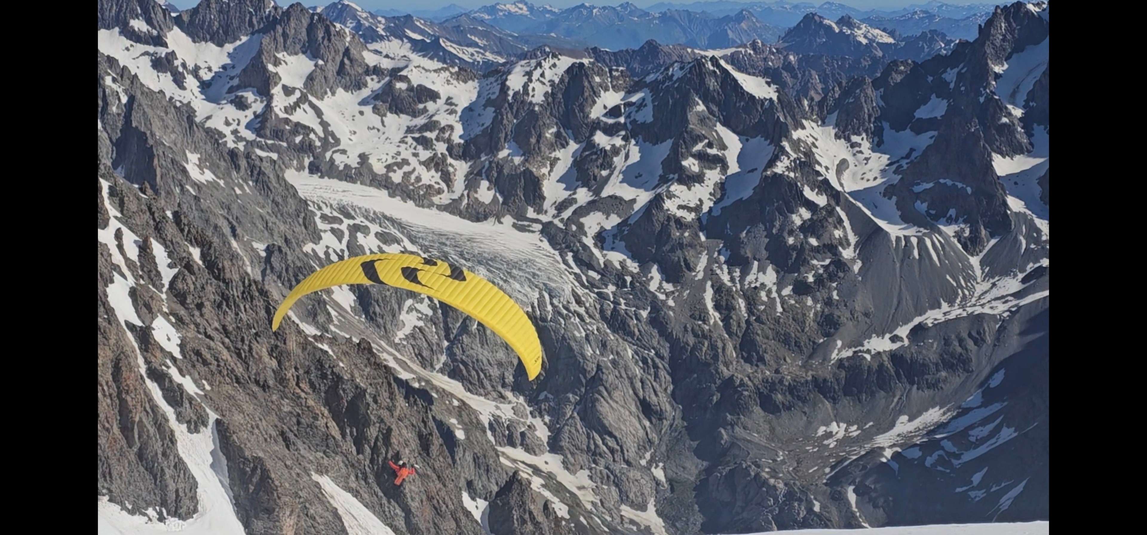 Parapente qui vole devant le glacier Blanc