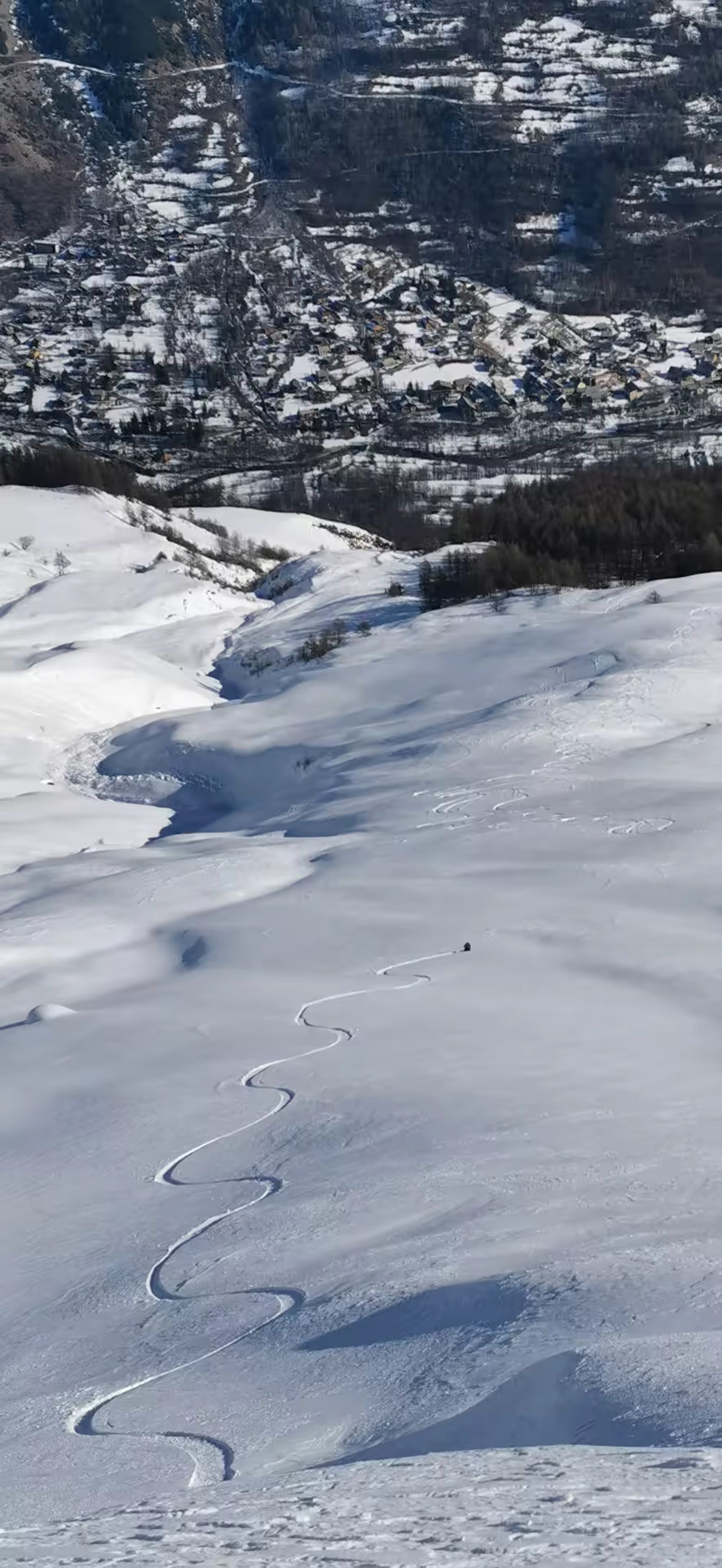 De belles traces dans la poudreuse lors de la descente de la Rouya depuis Pelvoux