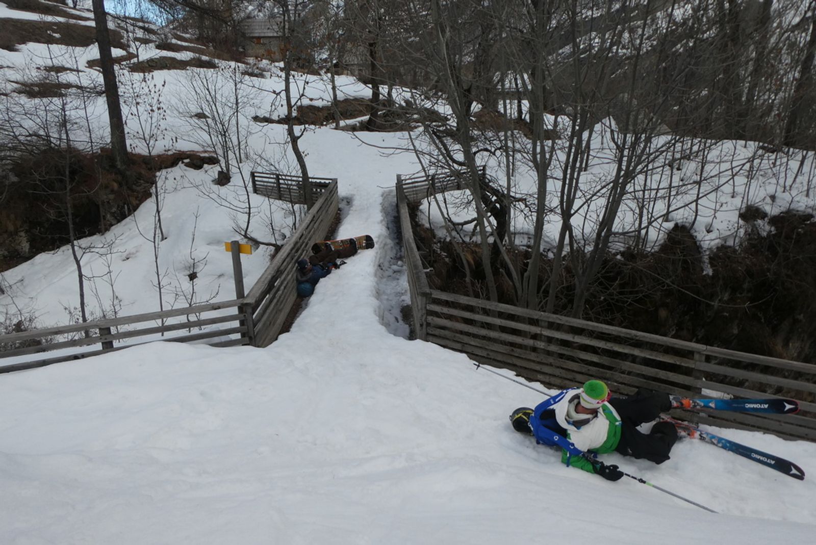 Un passage de pont mouvementé pendant le week-end de ski de randonnée à Dormillouse