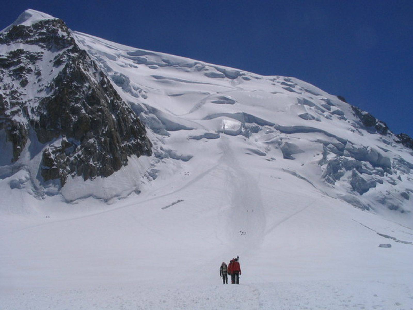 Vue sur la descente du Mont Blanc du Tacul depuis le plateau du Géant