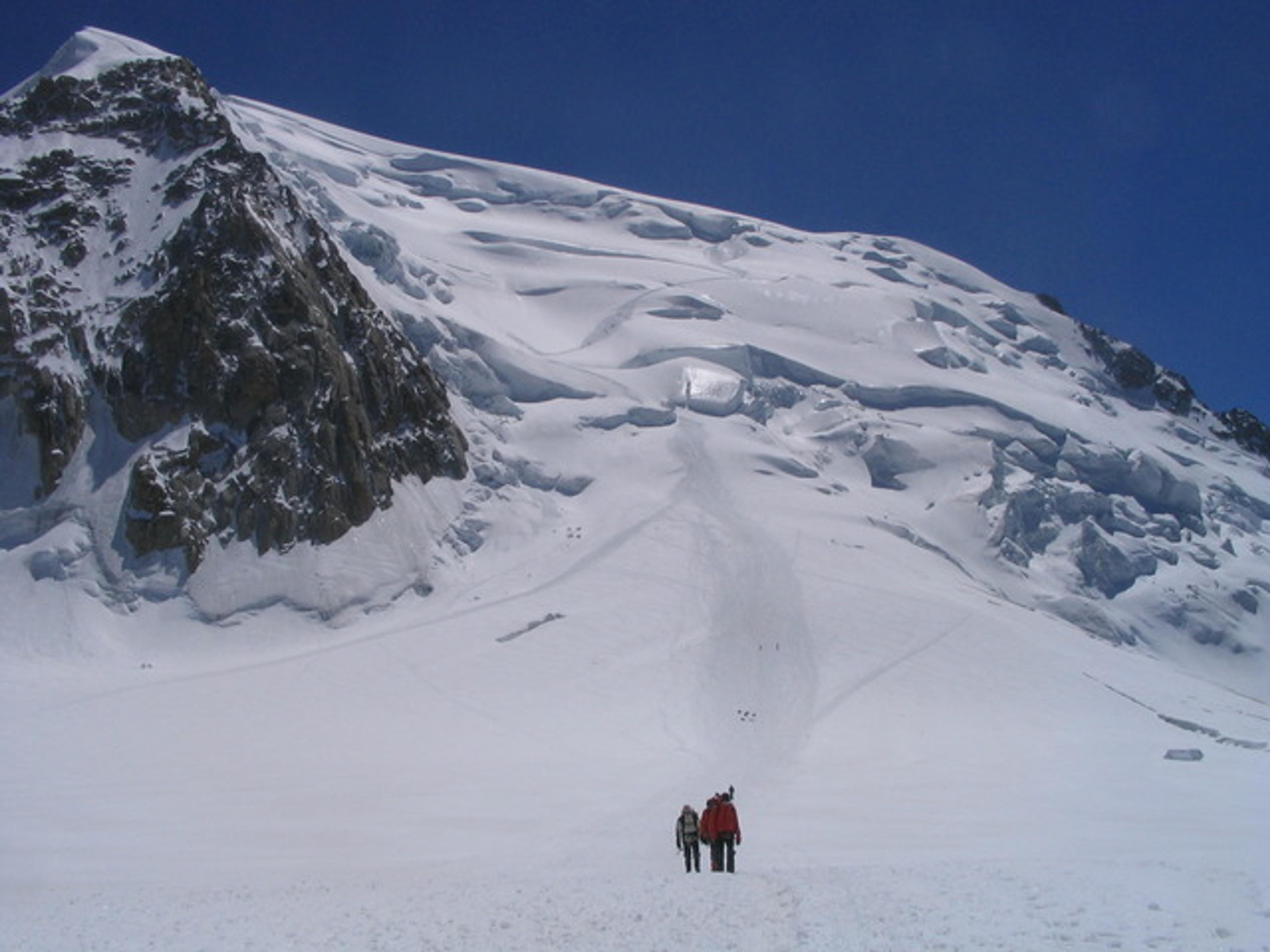 Vue sur la descente du Mont Blanc du Tacul depuis le plateau du Géant